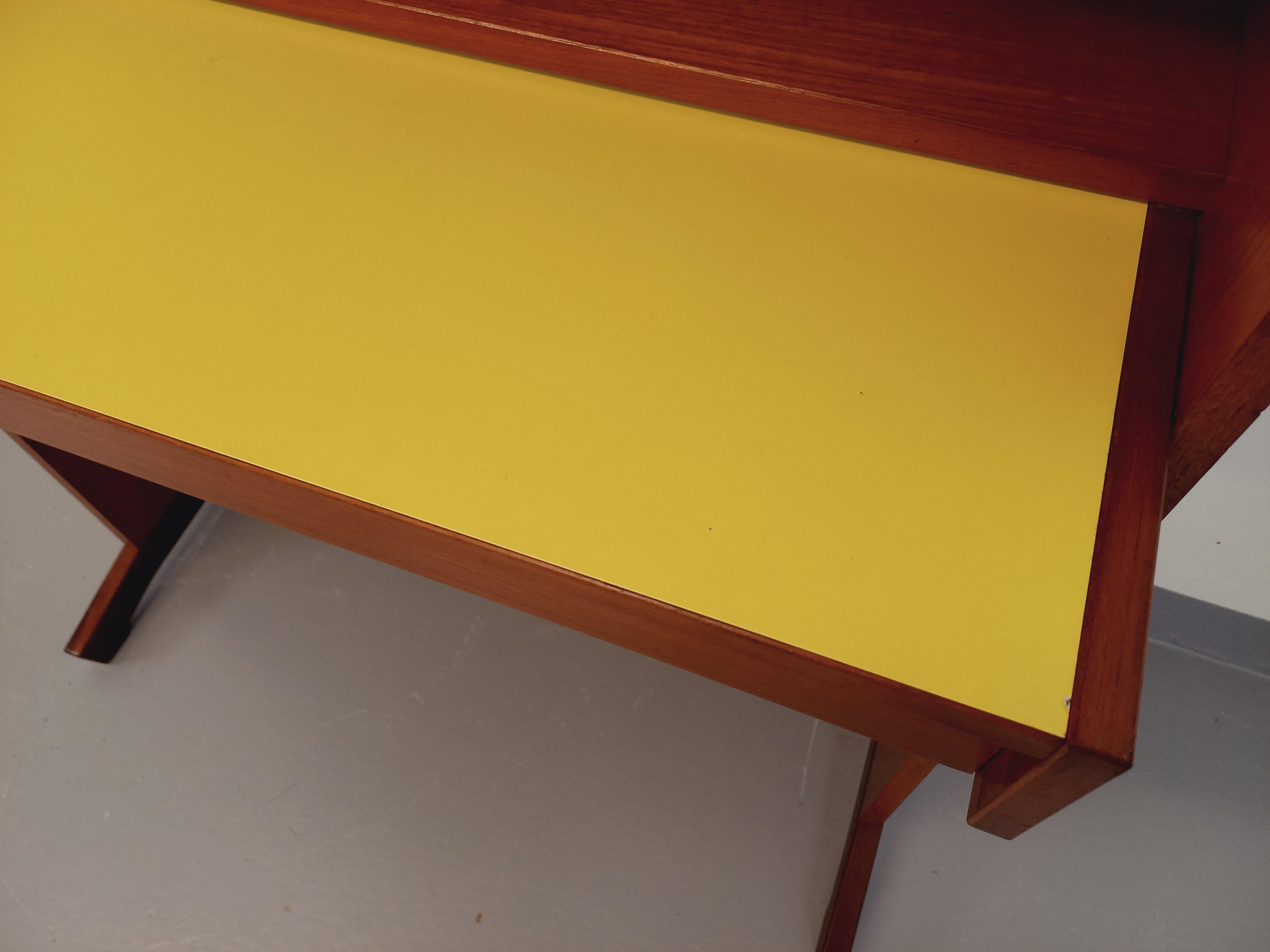Bibliothèque étagère secrétaire vintage en teck et mélaminé jaune des années 60 8