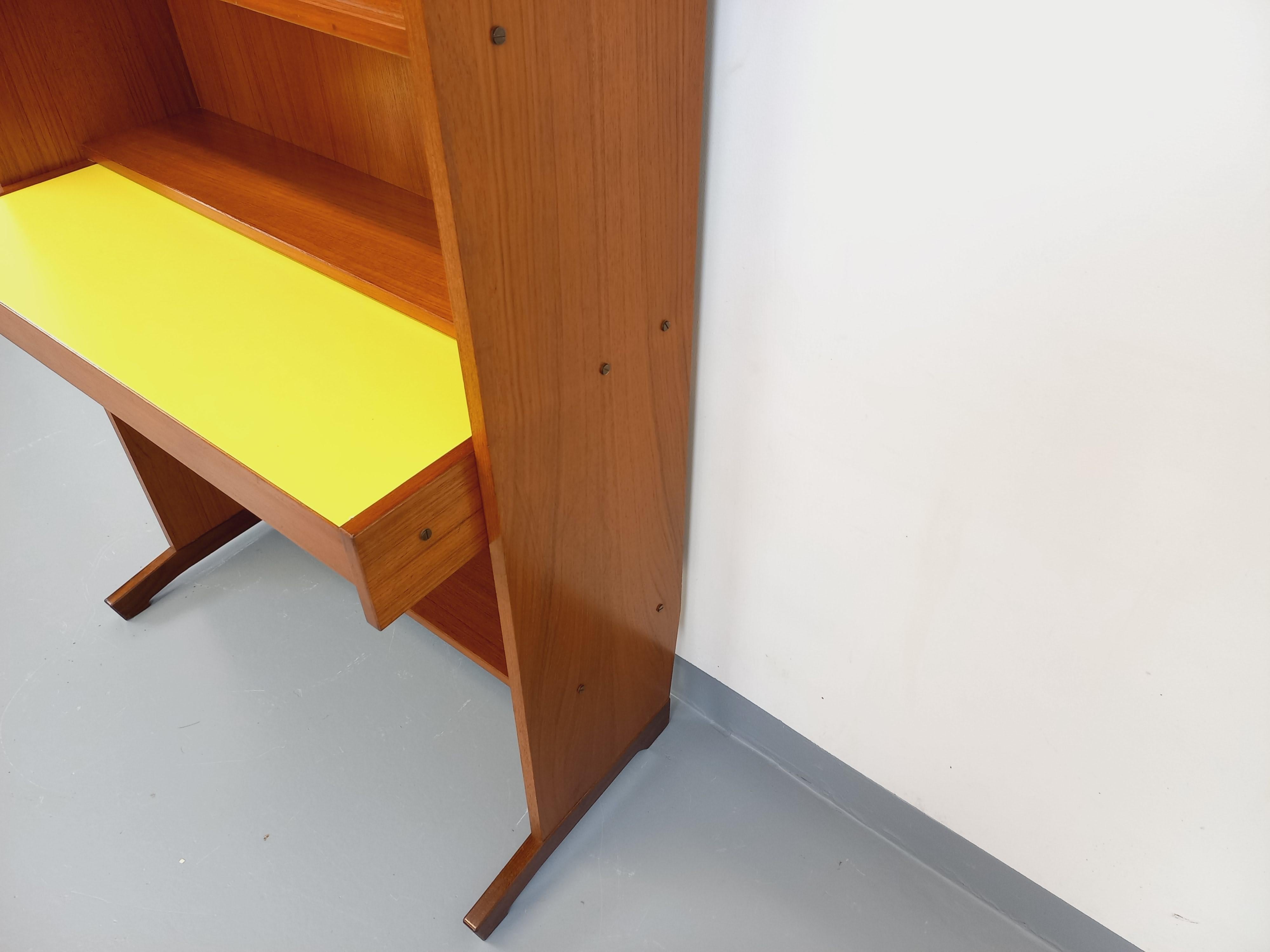 Bibliothèque étagère secrétaire vintage en teck et mélaminé jaune des années 60 13
