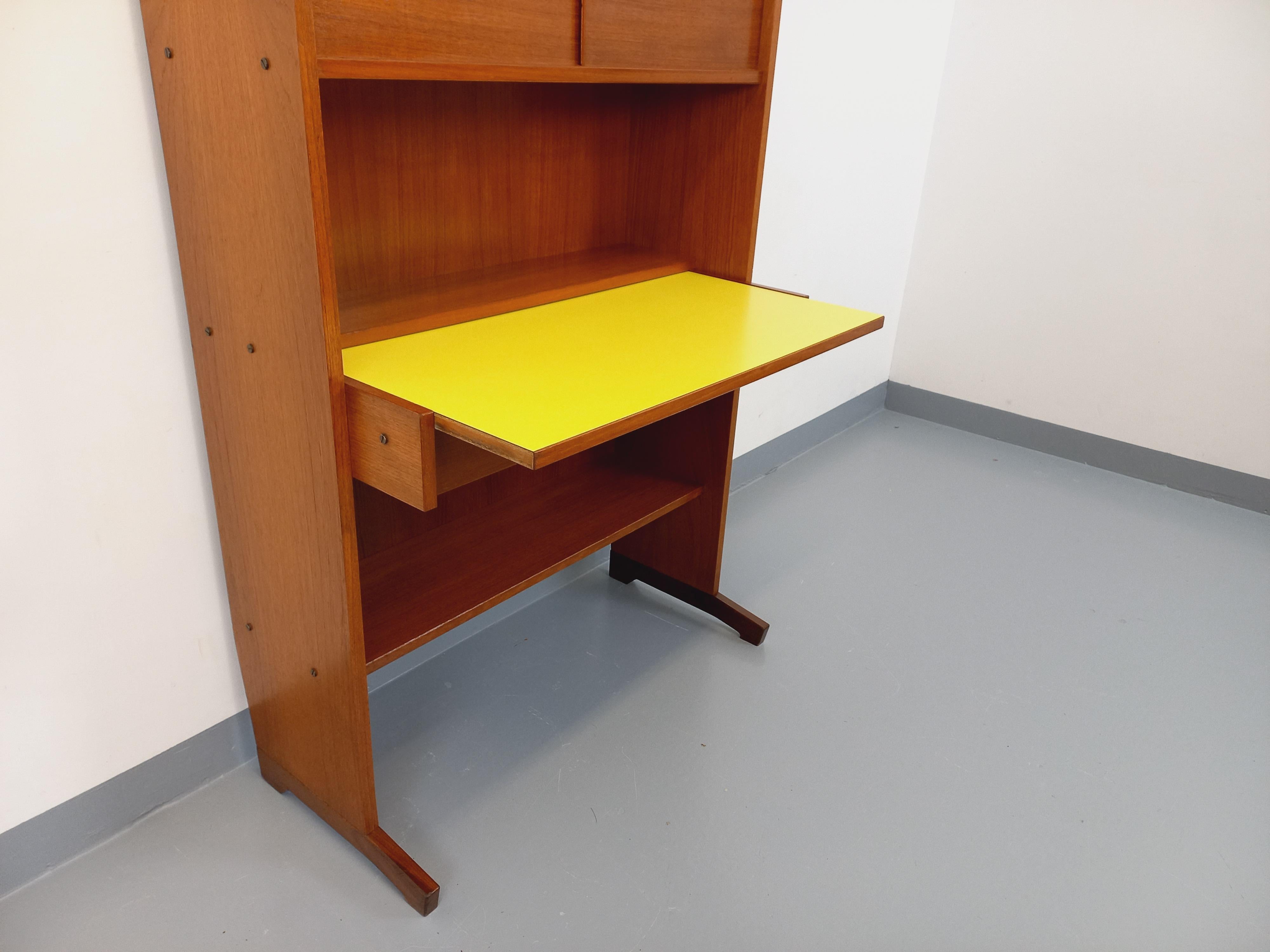 French Bibliothèque étagère secrétaire vintage en teck et mélaminé jaune des années 60