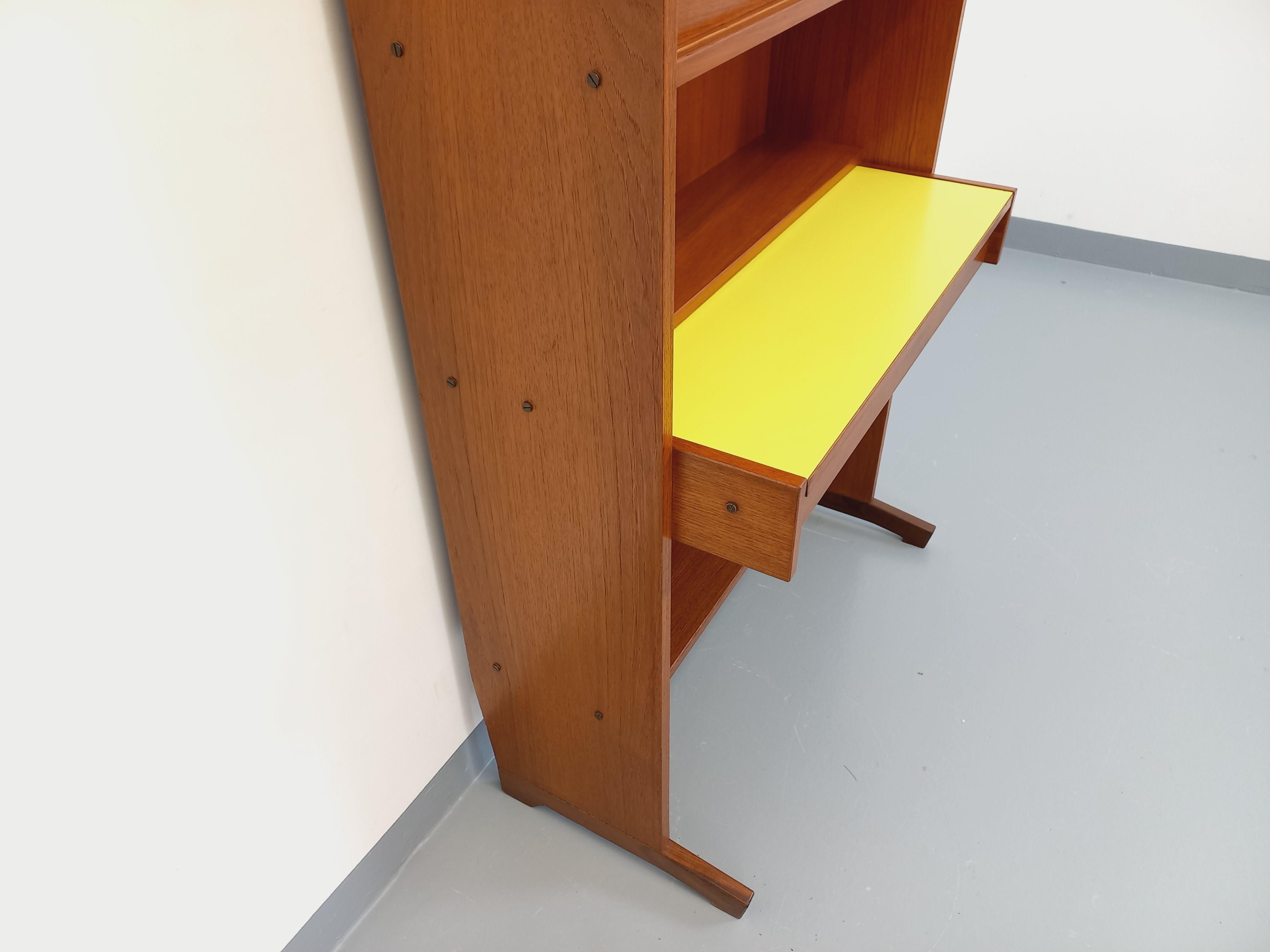 Teak Bibliothèque étagère secrétaire vintage en teck et mélaminé jaune des années 60