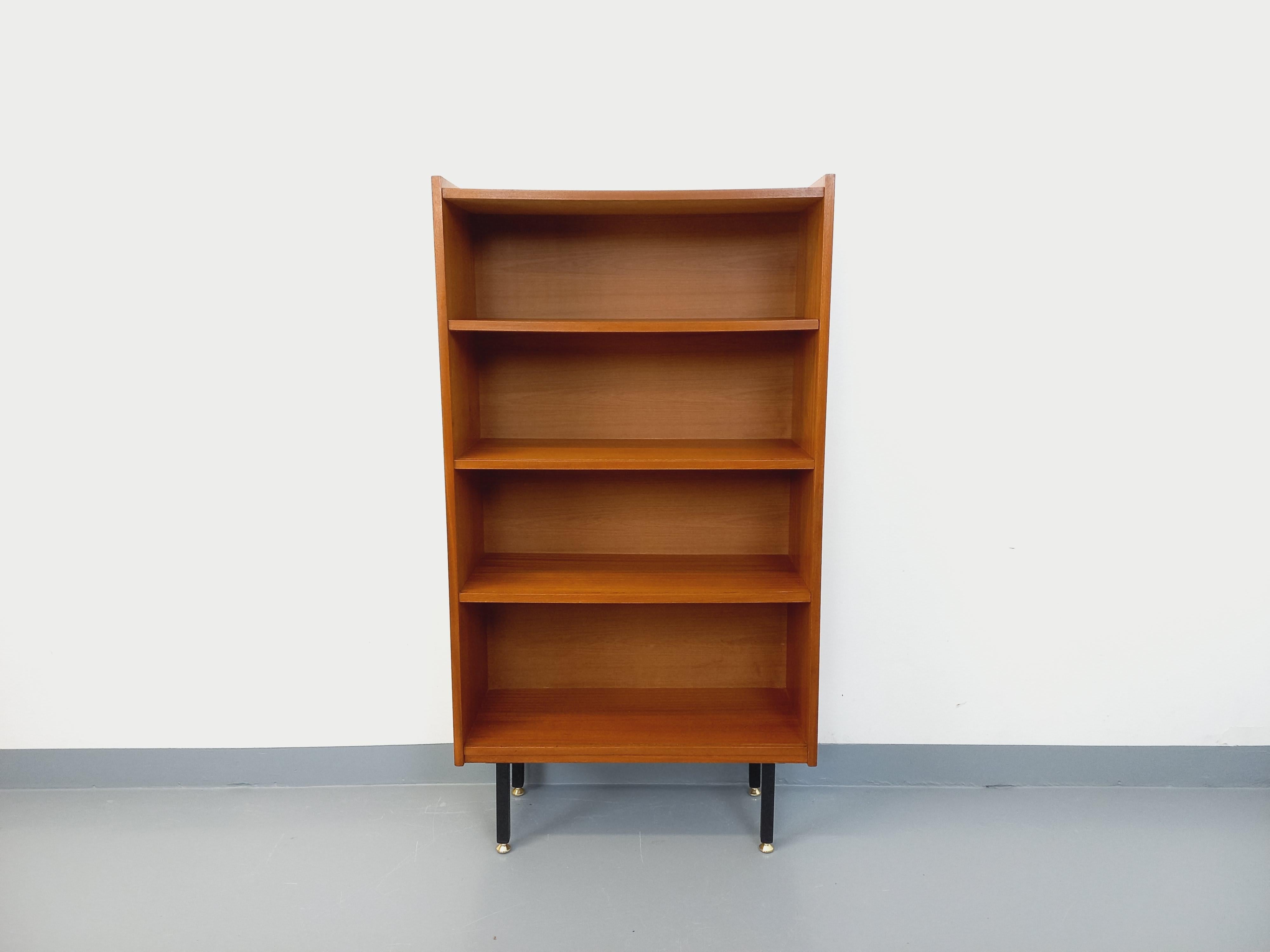 Biblioteca in stile modernista degli anni '60, in bois style teck, piedini in métal noir con inserti in laiton per il fissaggio al sole, 4 tasche interne aperte, très bon état général.
Rif. 250 123
Altezza: 135 cm
Dimensioni: 73 cm
Profondeur : 30