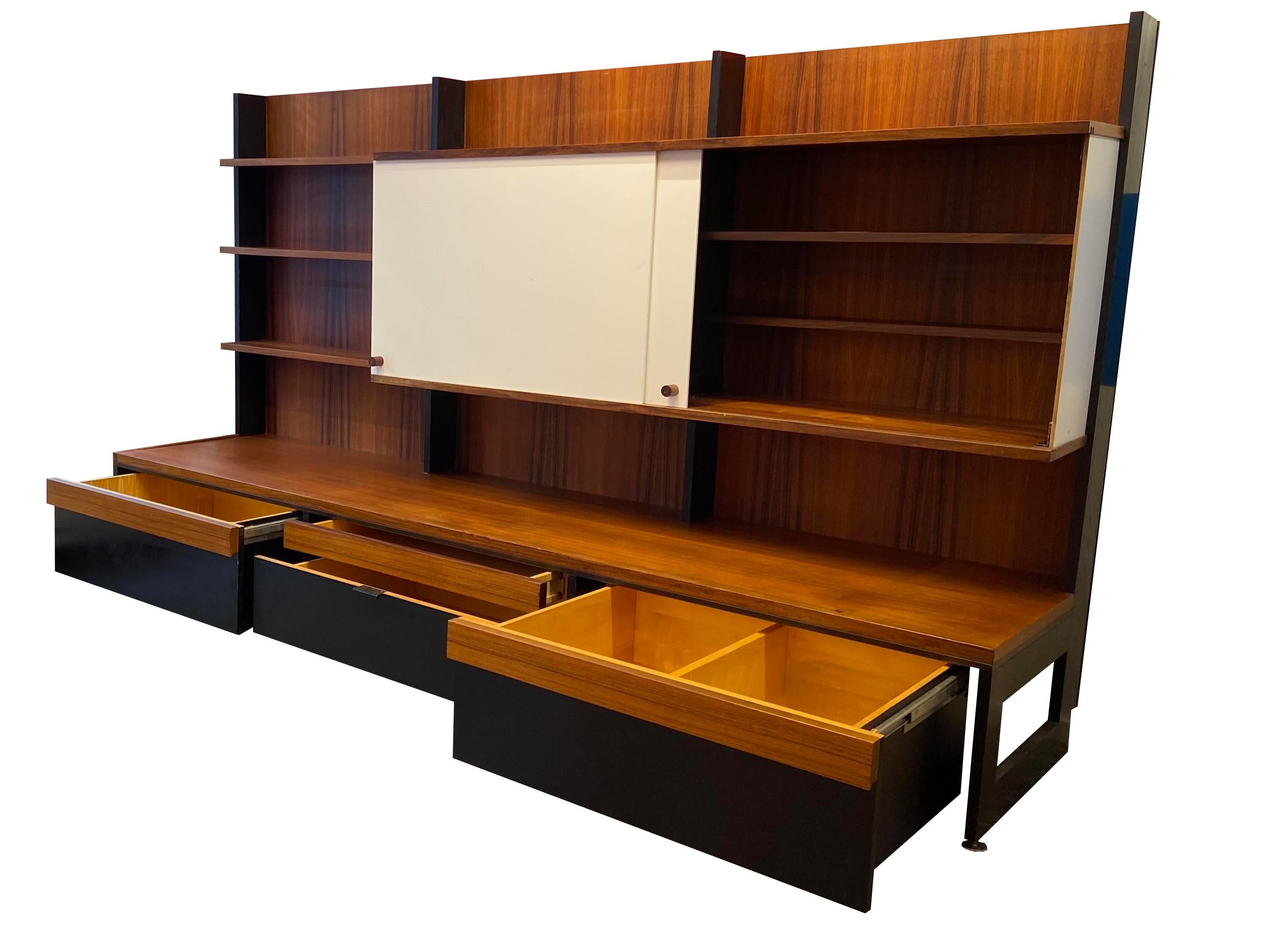 Libreria modulare in palissandro di Dieter Waeckerlin, circa 50 anni. Composto da 4 montanti in frassino laccato nero. 
Questo mobile è composto da :
- 3 cassetti bassi
- 1 modulo ad ante scorrevoli con 2 ripiani 
- 3 ripiani 

