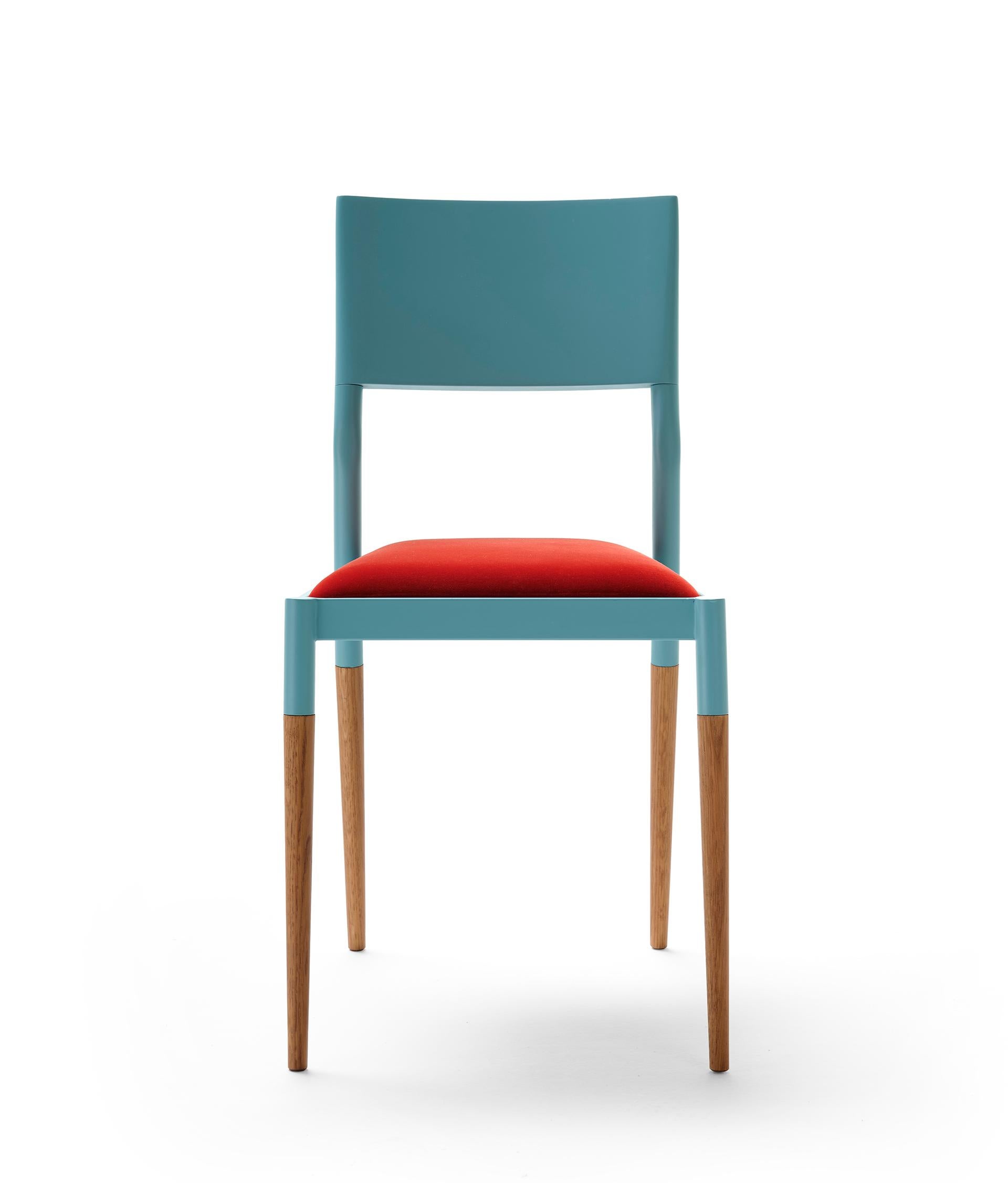 Bic chair is made by a single metal assembly that supports the upholstered seat and holds the legs and the backrest. The use of different materials in the parts of the chair allows us to take full advantage of their structural properties and their