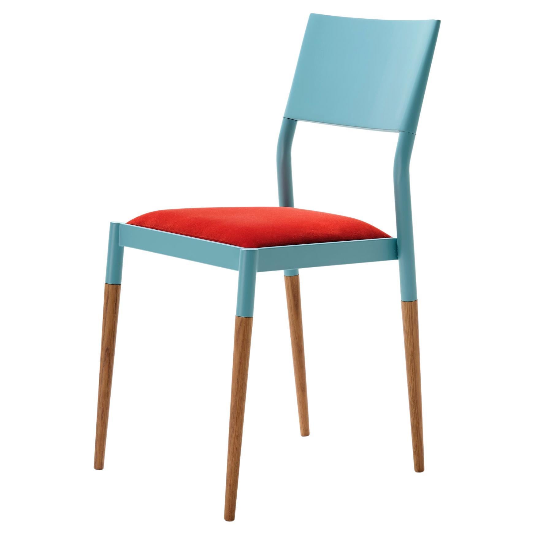 Moderner Stuhl aus Stahl und Holz des 21. Jahrhunderts mit Samtpolsterung und Sitz