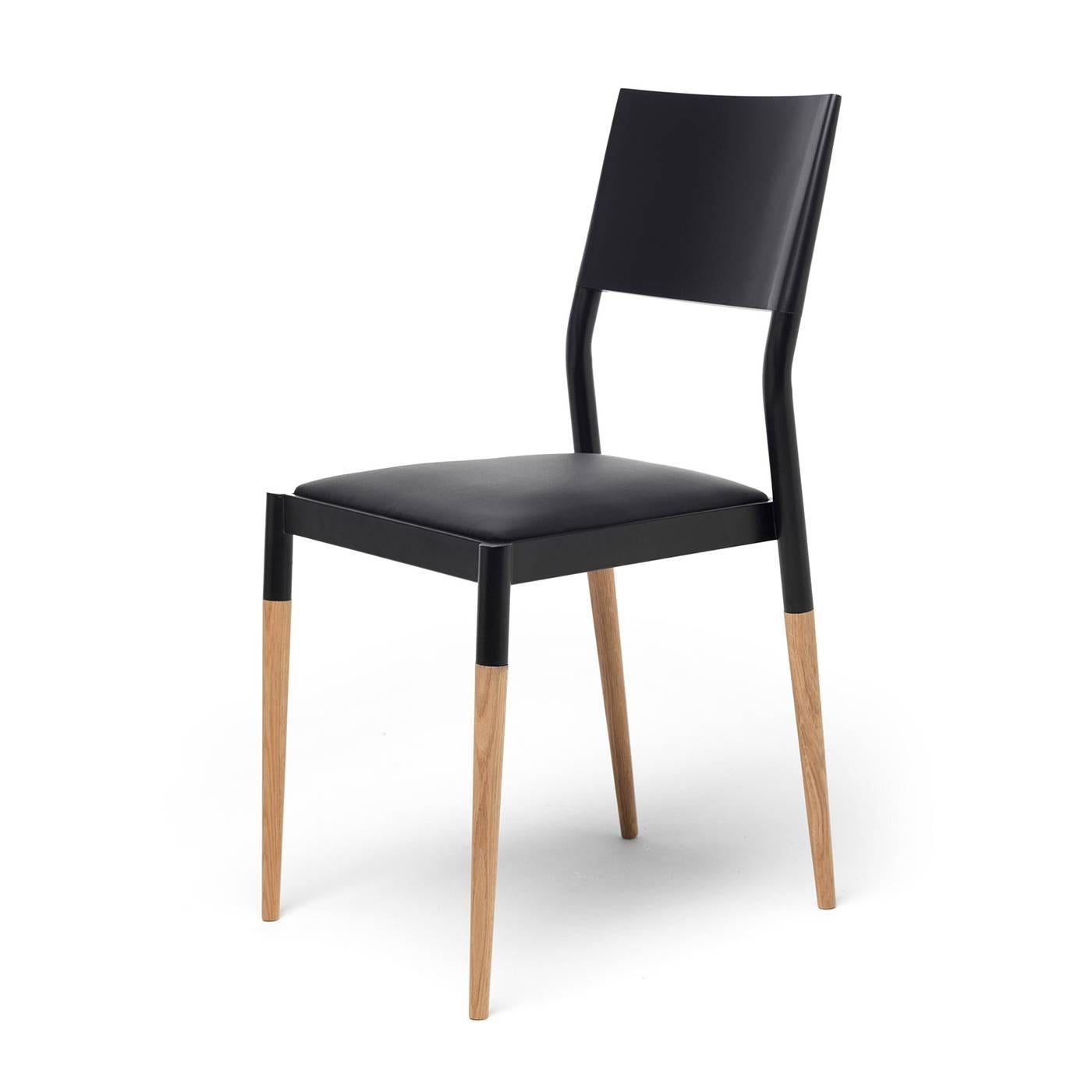Elegant and modern, this set of two chairs is the perfect complement to a contemporary dining room. Each piece is made using a single metal element that supports the upholstered seat and holds the legs and the armrest. The striking appearance of