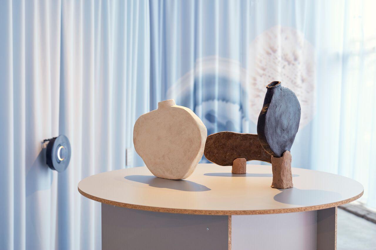 Vase contemporain en céramique de forme organique, crème unie, de Willem Van Hooff en vente 3