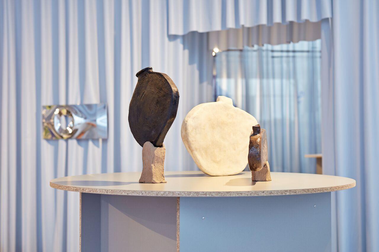 Vase contemporain en céramique de forme organique, crème unie, de Willem Van Hooff en vente 4