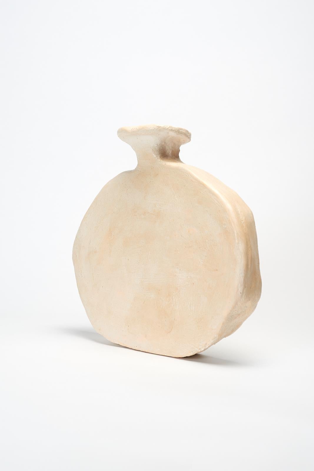 Moderne Vase contemporain en céramique de forme organique, crème unie, de Willem Van Hooff en vente
