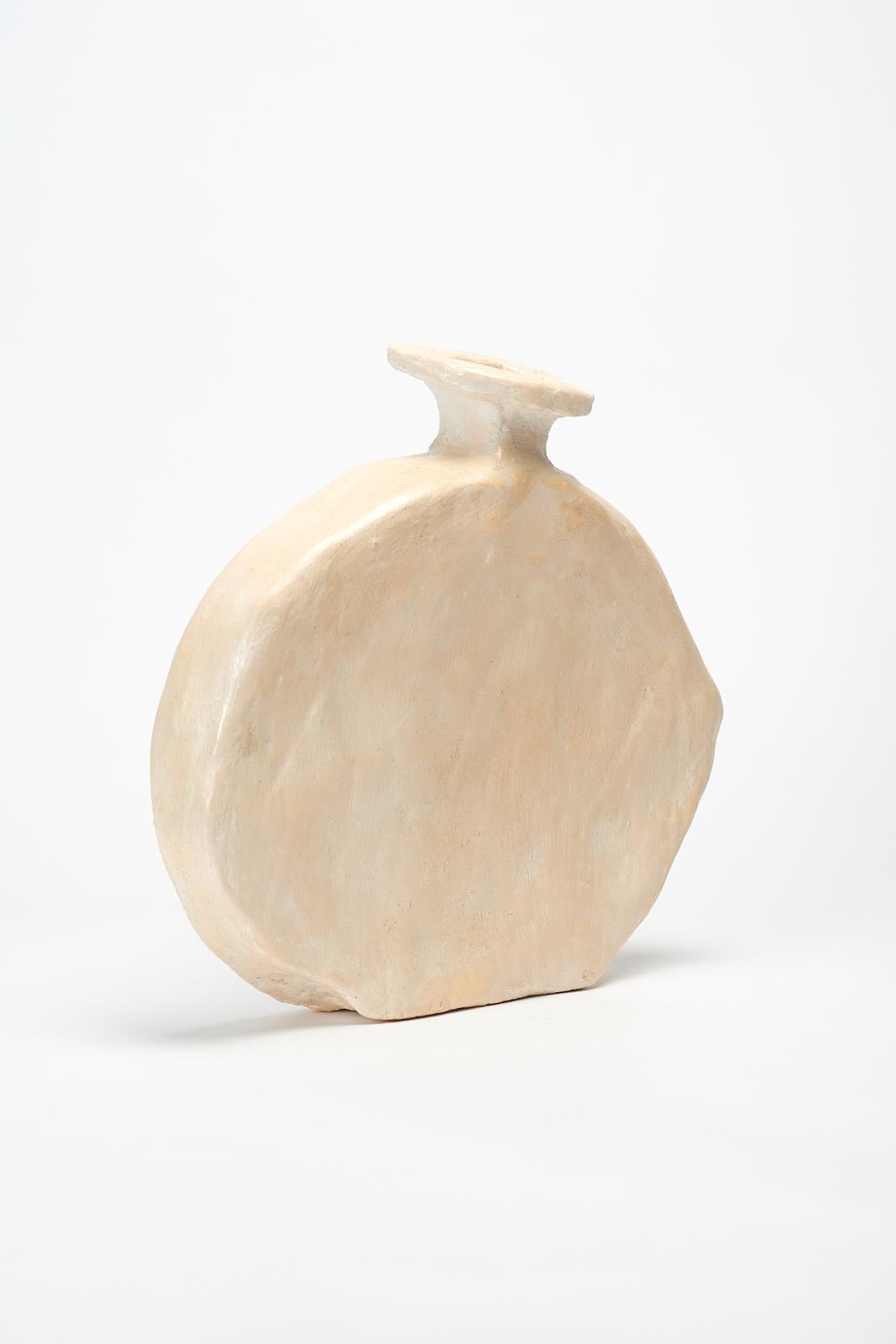 Néerlandais Vase contemporain en céramique de forme organique, crème unie, de Willem Van Hooff en vente