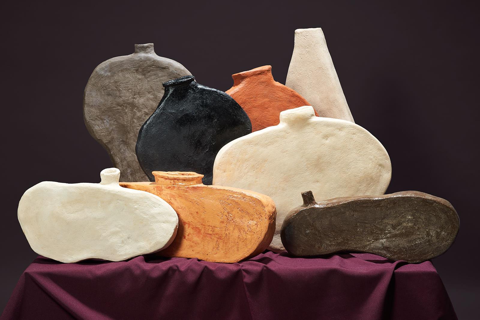 Céramique Vase contemporain en céramique de forme organique, crème unie, de Willem Van Hooff en vente