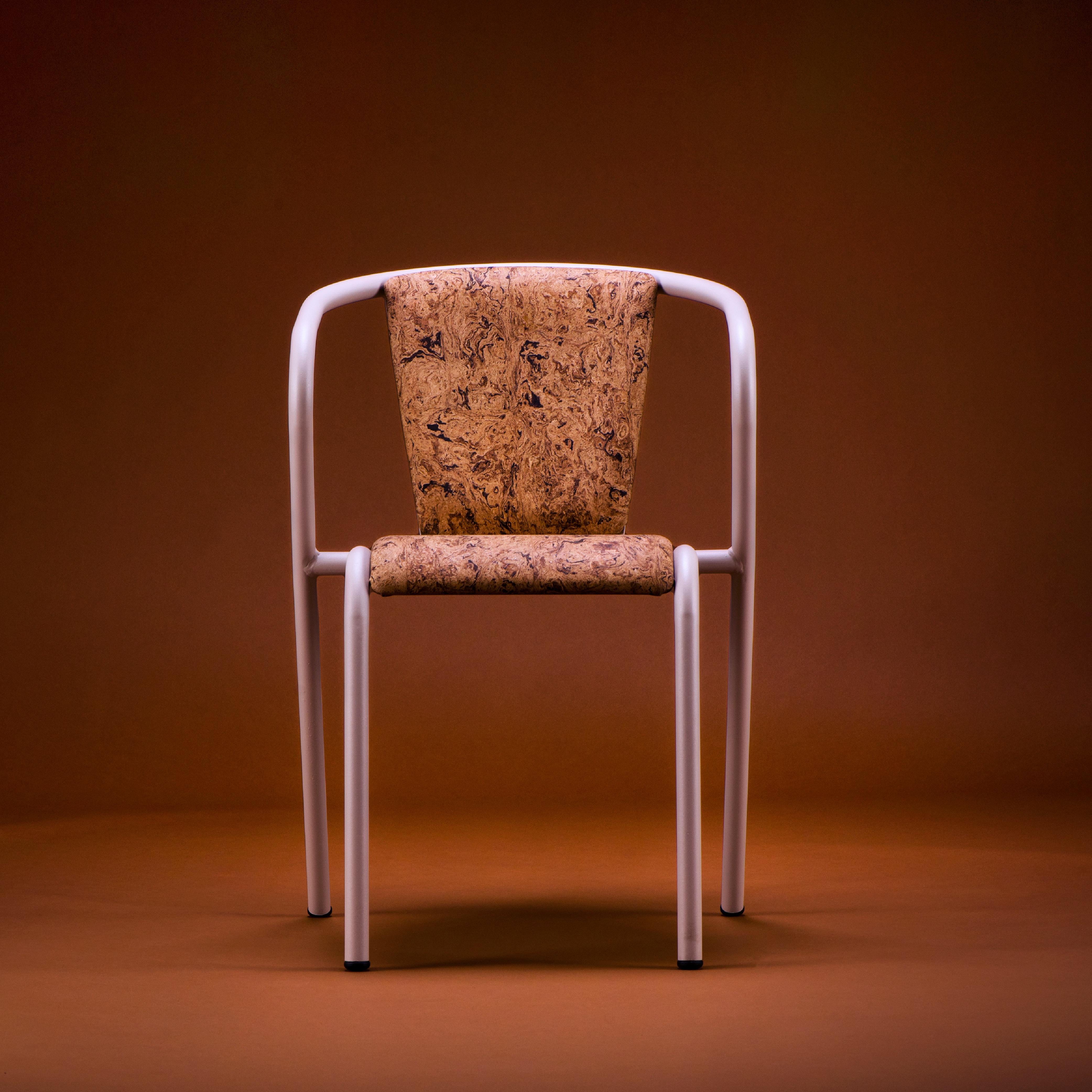 BICAchair est un fauteuil de salle à manger empilable et durable en acier recyclé et recyclable, fini avec notre sélection de couleurs de revêtement en poudre de première qualité, dans ce cas dans une couleur Crème texturée, qui transforme un