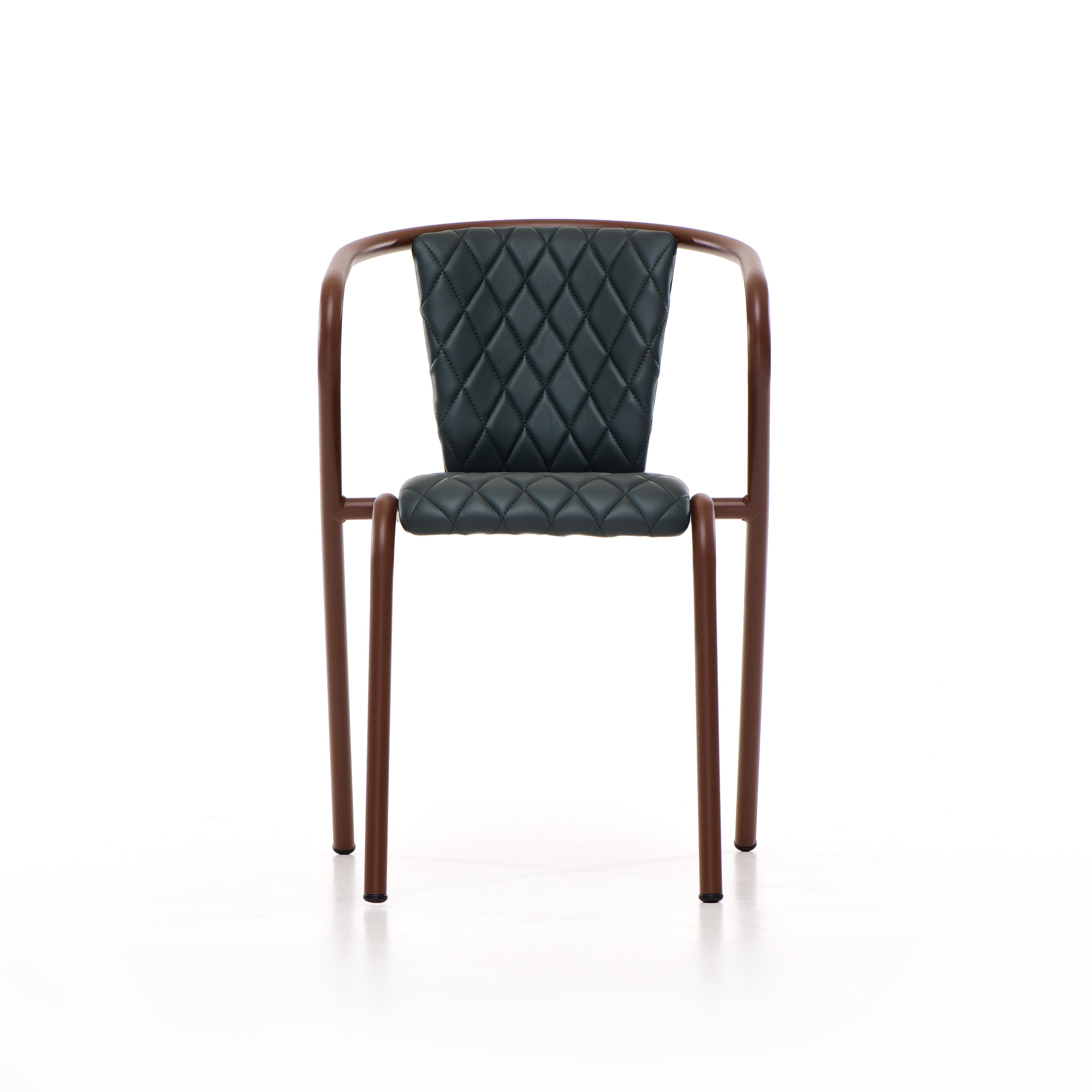 La chaise Bica est un confortable fauteuil de salle à manger empilable en acier recyclé et recyclable, fini avec notre sélection de couleurs de revêtement en poudre de première qualité, dans ce cas dans un brun riche texturé, qui transforme un