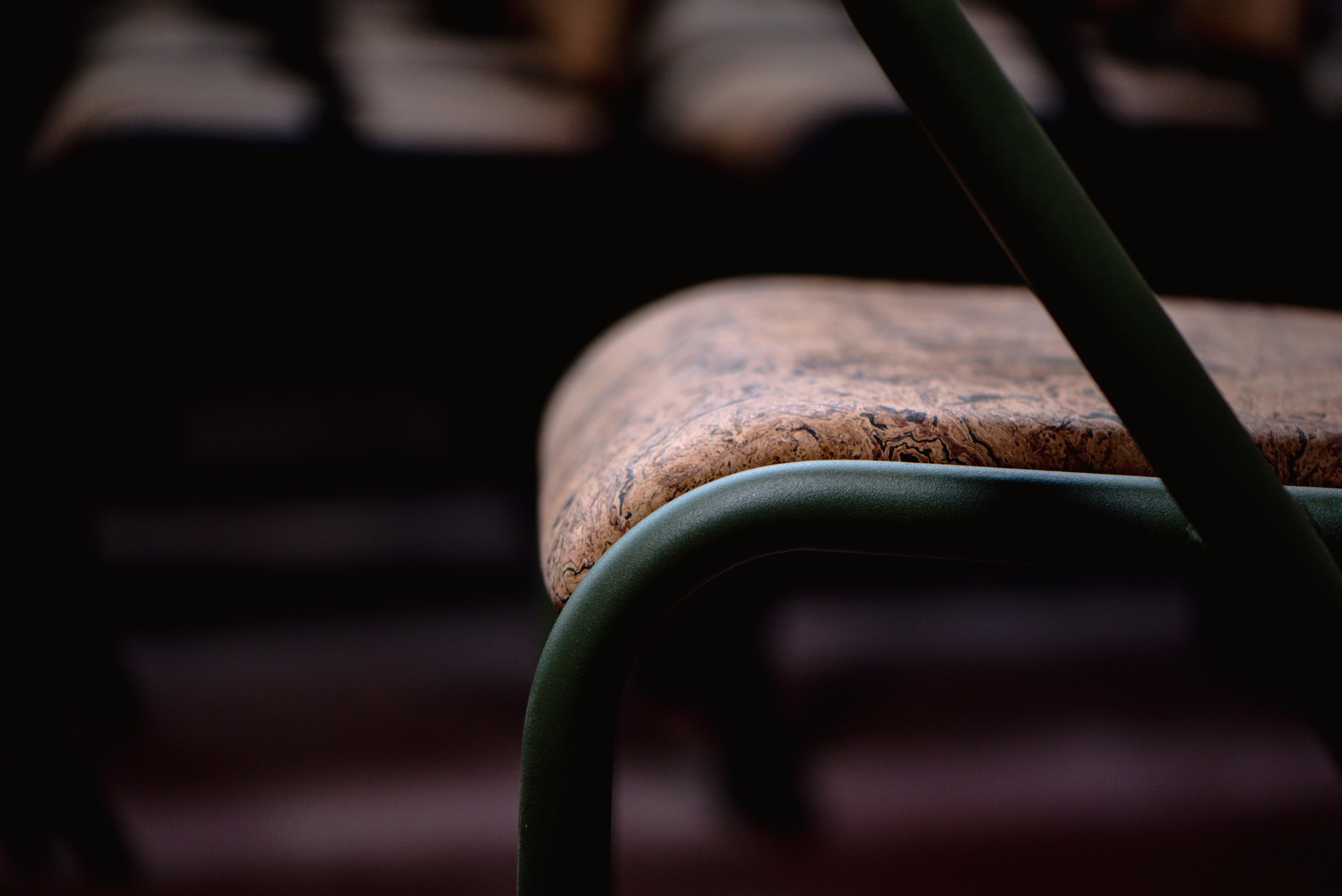 Moderner BICA-Sessel aus Stahl, Oliv, Polsterung aus natürlichem Korkbraunem Mescla im Angebot 1