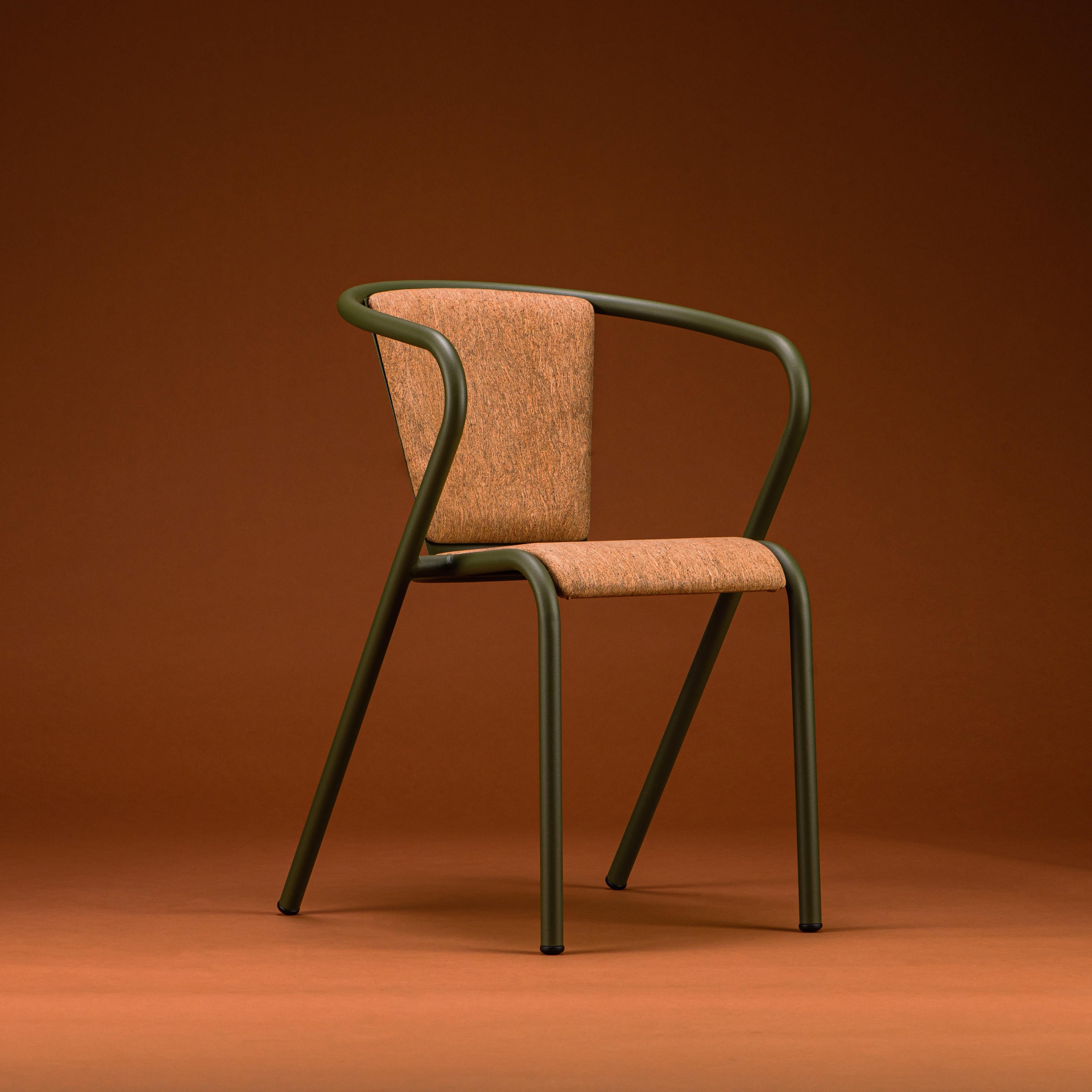 BICAchair est un fauteuil de salle à manger empilable en acier recyclé et recyclable, fini avec notre sélection premium de couleurs de revêtement en poudre, dans ce cas dans une couleur Olive texturée, qui transforme un classique en quelque chose de