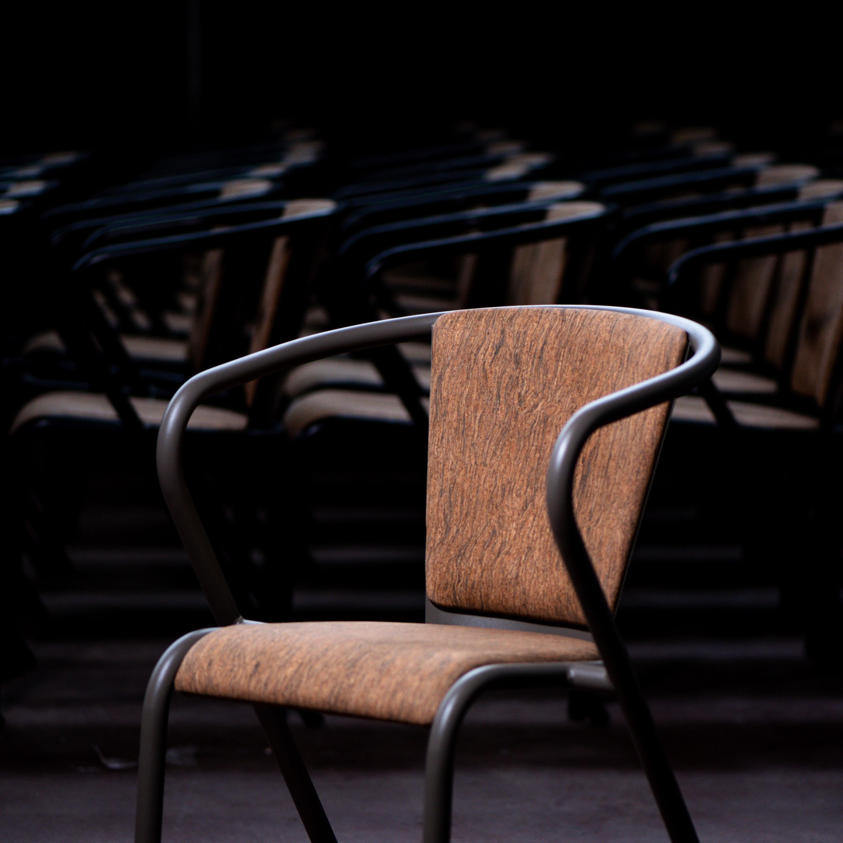 BICA-Sessel Moderner Stahlsessel aus oxidiertem Bark, Polsterung aus natürlichem Kork (21. Jahrhundert und zeitgenössisch) im Angebot