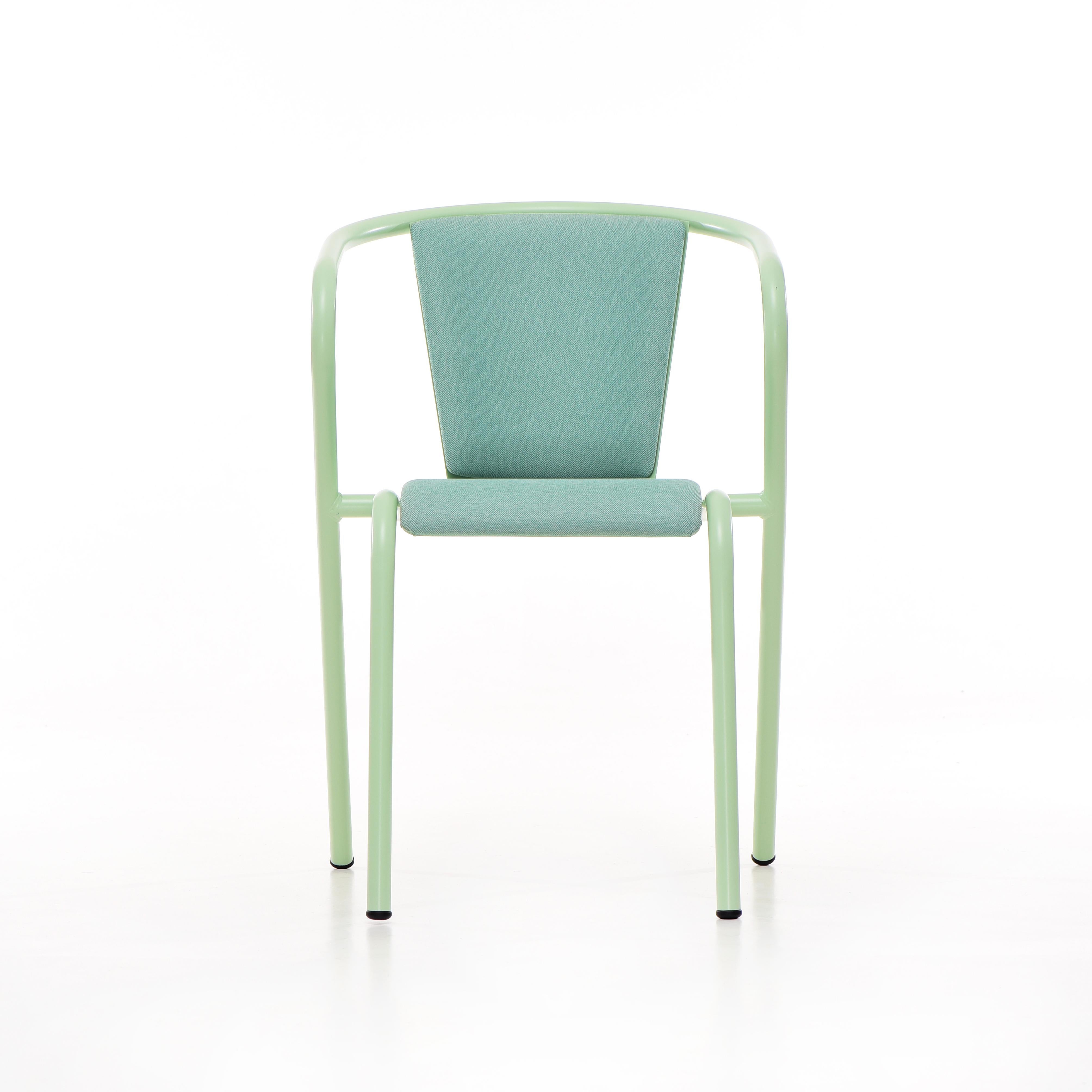 BICAchair est un fauteuil de salle à manger empilable en acier recyclé et recyclable, fini avec notre sélection de couleurs de revêtement en poudre, dans ce cas dans une couleur vert pastel, qui transforme un classique en quelque chose de nouveau et