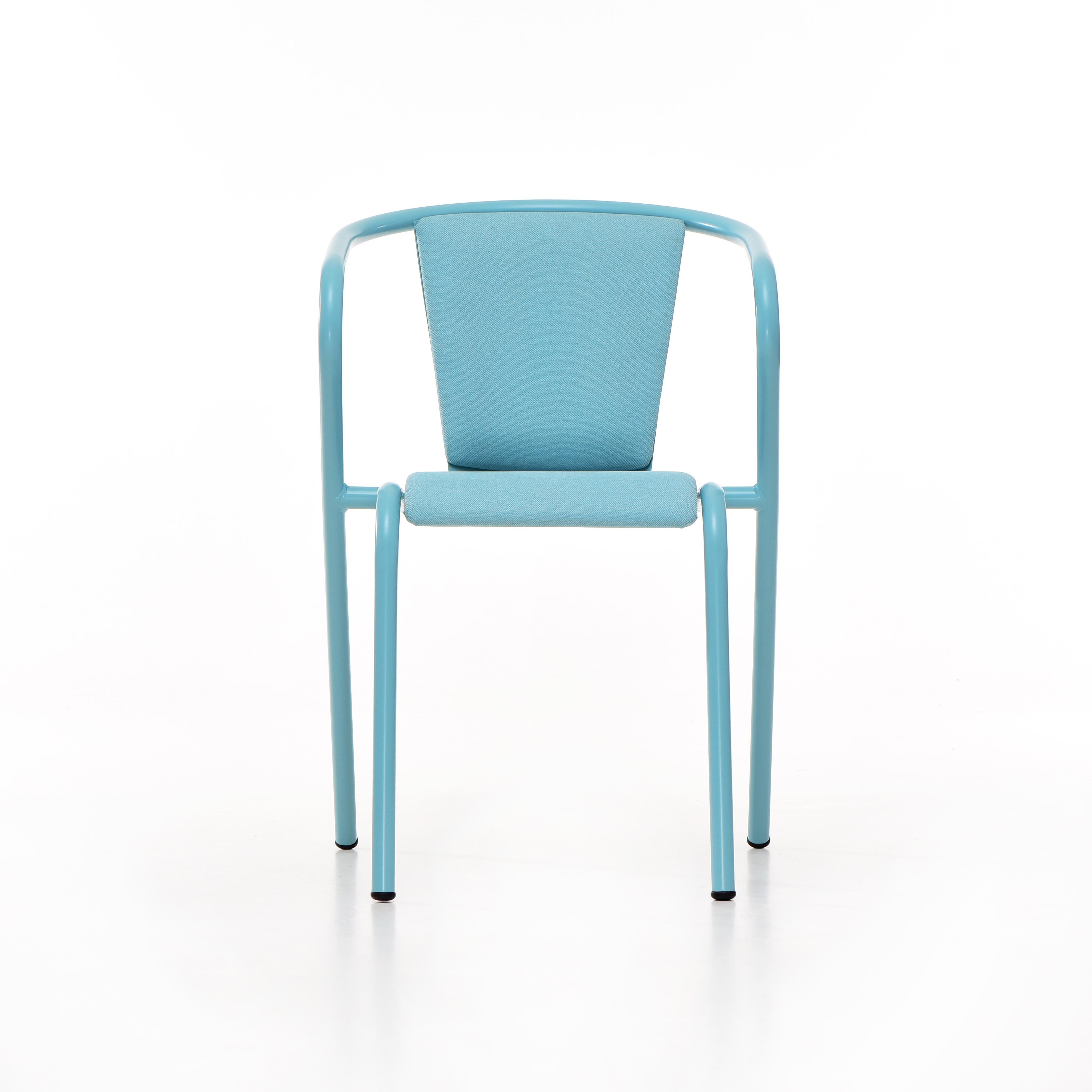 BICAchair est un fauteuil de salle à manger empilable en acier recyclé et recyclable, fini avec notre sélection de couleurs de revêtement en poudre, dans ce cas dans une couleur bleu pastel, qui transforme un classique en quelque chose de nouveau et