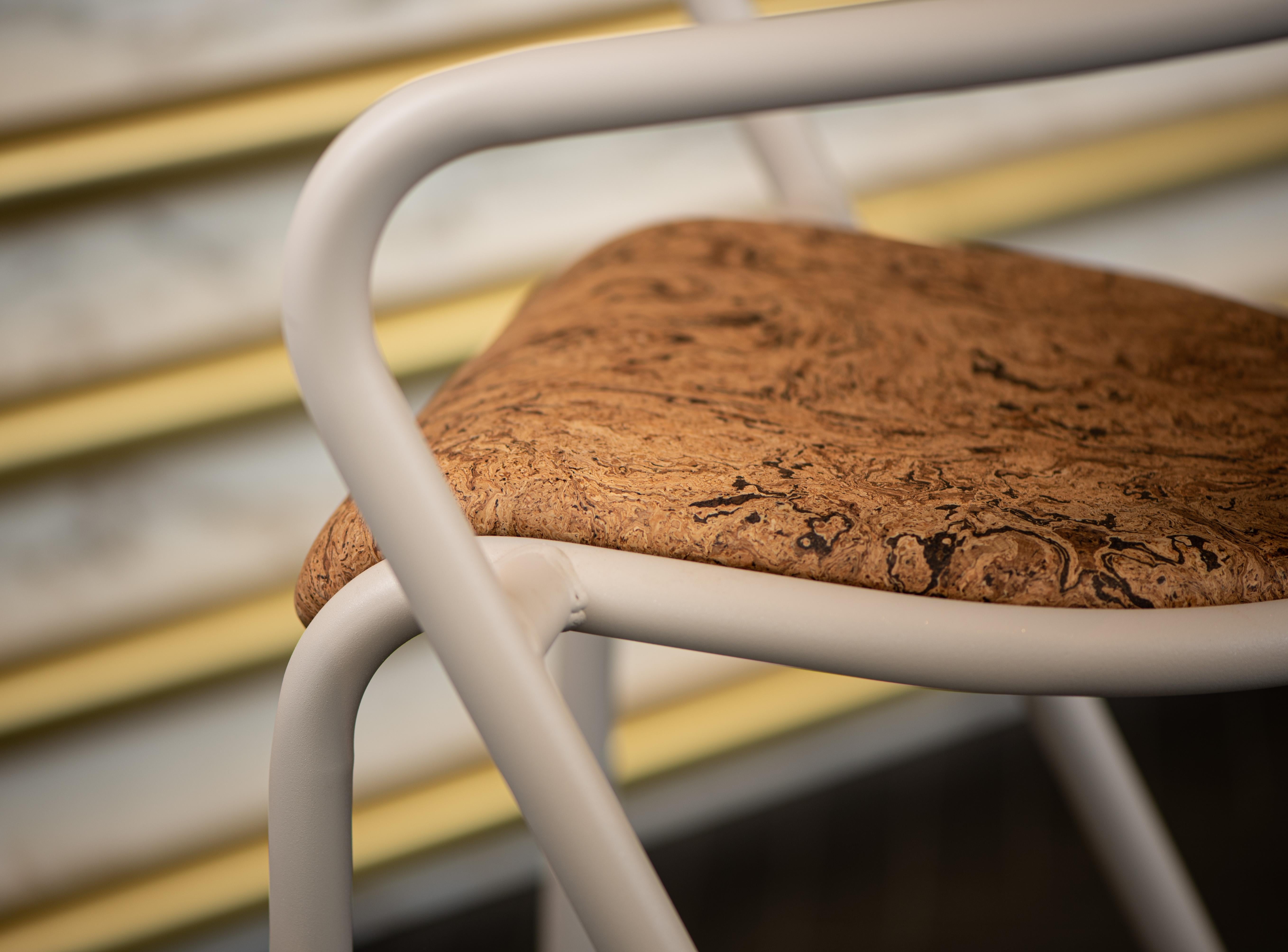 BICA-Sessel, moderner Hocker aus Stahl, Champagner, Polsterung aus Naturkork im Angebot 3