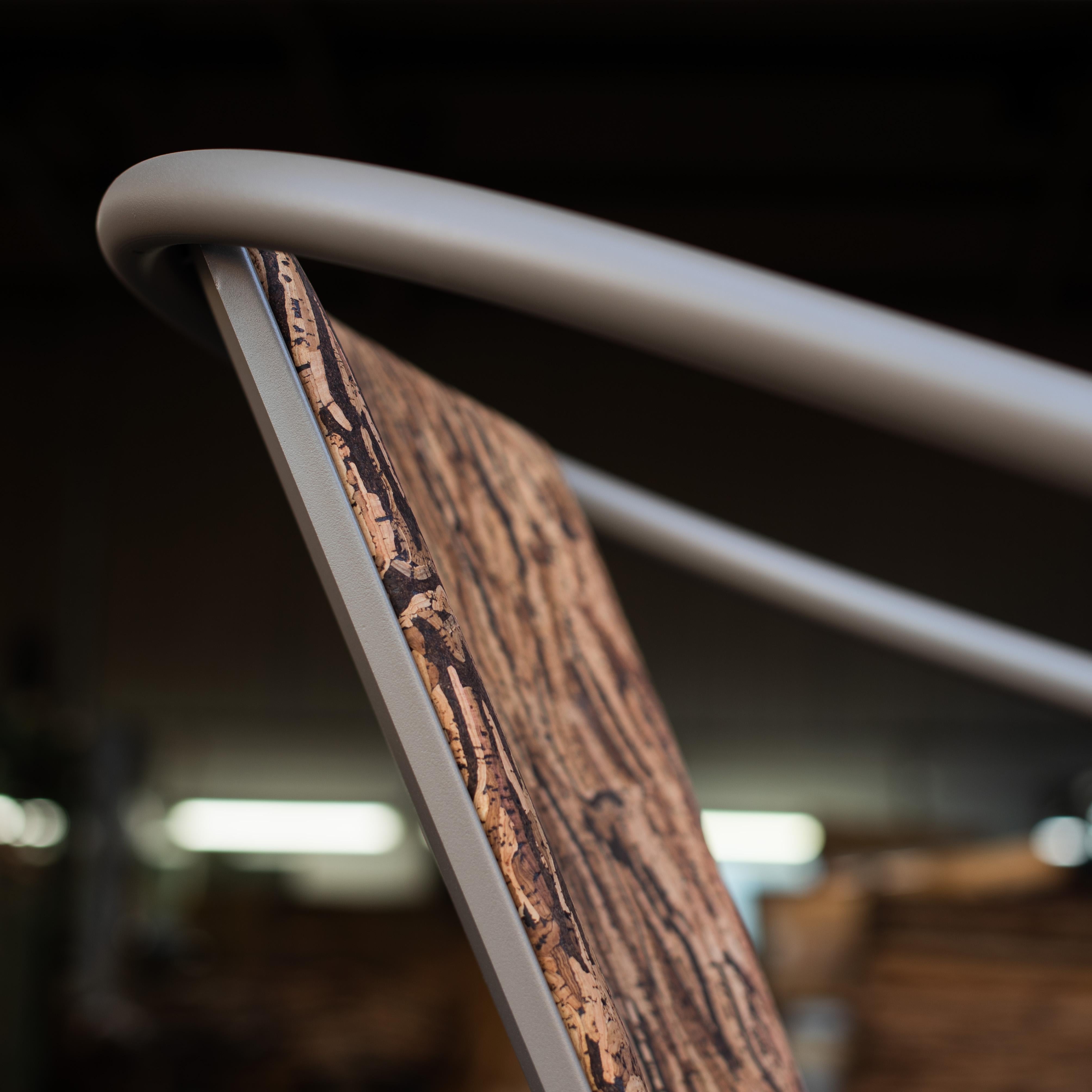 BICAlounge Moderner Stahl-Loungesessel aus oxidiertem Bark, Polsterung aus natürlichem Kork im Angebot 3