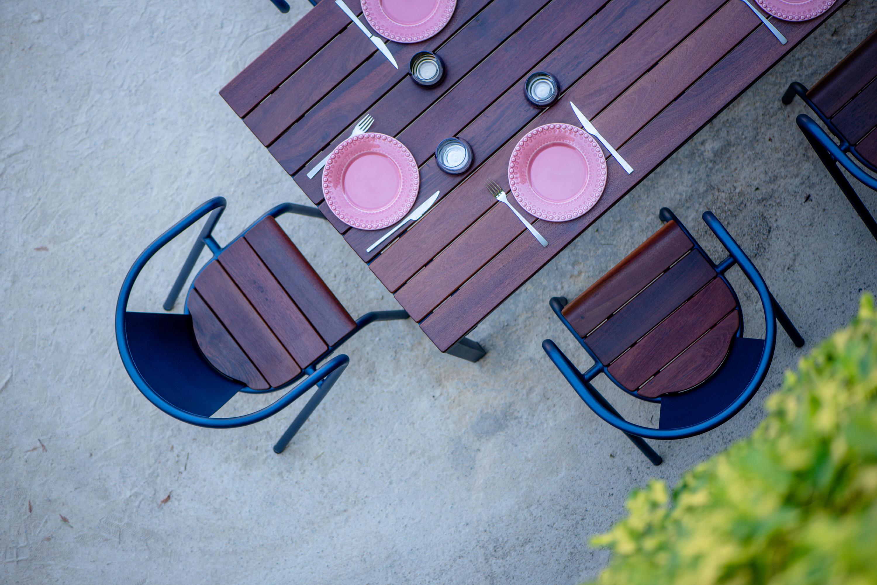 BICAtable Square XL is a sustainable steel table made for the outdoors from recycled and recyclable steel and finished with our premium selection of powder-coating colors, in this case in a Deep Blue color, that transforms a Classic in something new