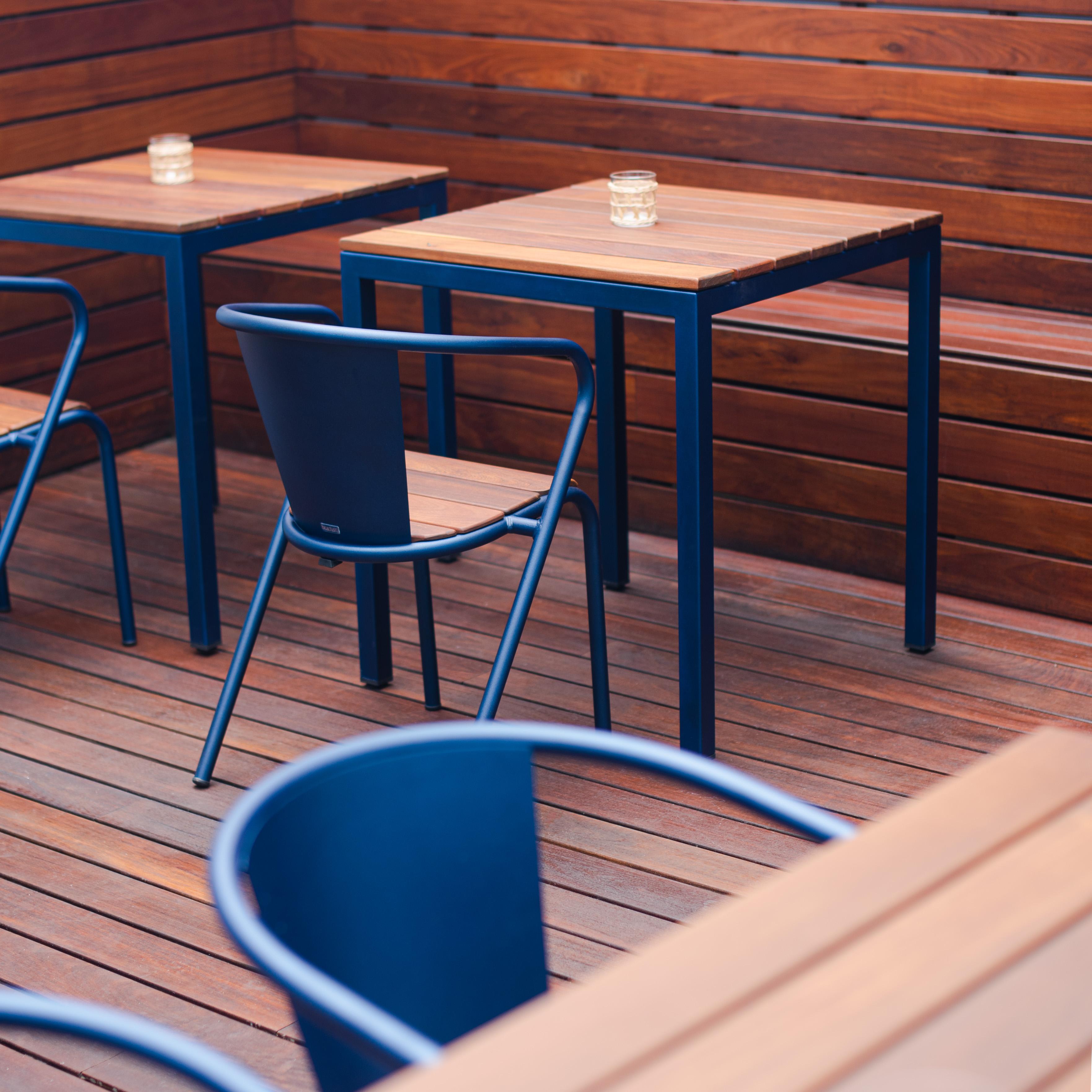 BICAtable Quadratischer Moderner Stahltisch für draußen in Gelb mit Ipê-Holz 70x70cm (Pulverbeschichtet) im Angebot