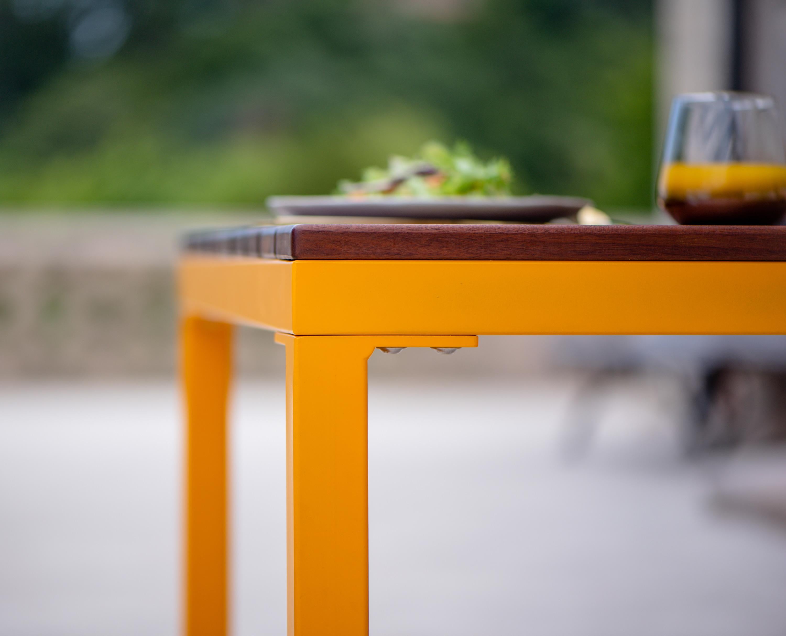 BICAtable Square XL ist ein nachhaltiger Stahltisch für den Außenbereich, der aus recyceltem und wiederverwertbarem Stahl hergestellt und mit unserer erstklassigen Auswahl an Pulverbeschichtungsfarben, in diesem Fall in einem leuchtenden Gelb,