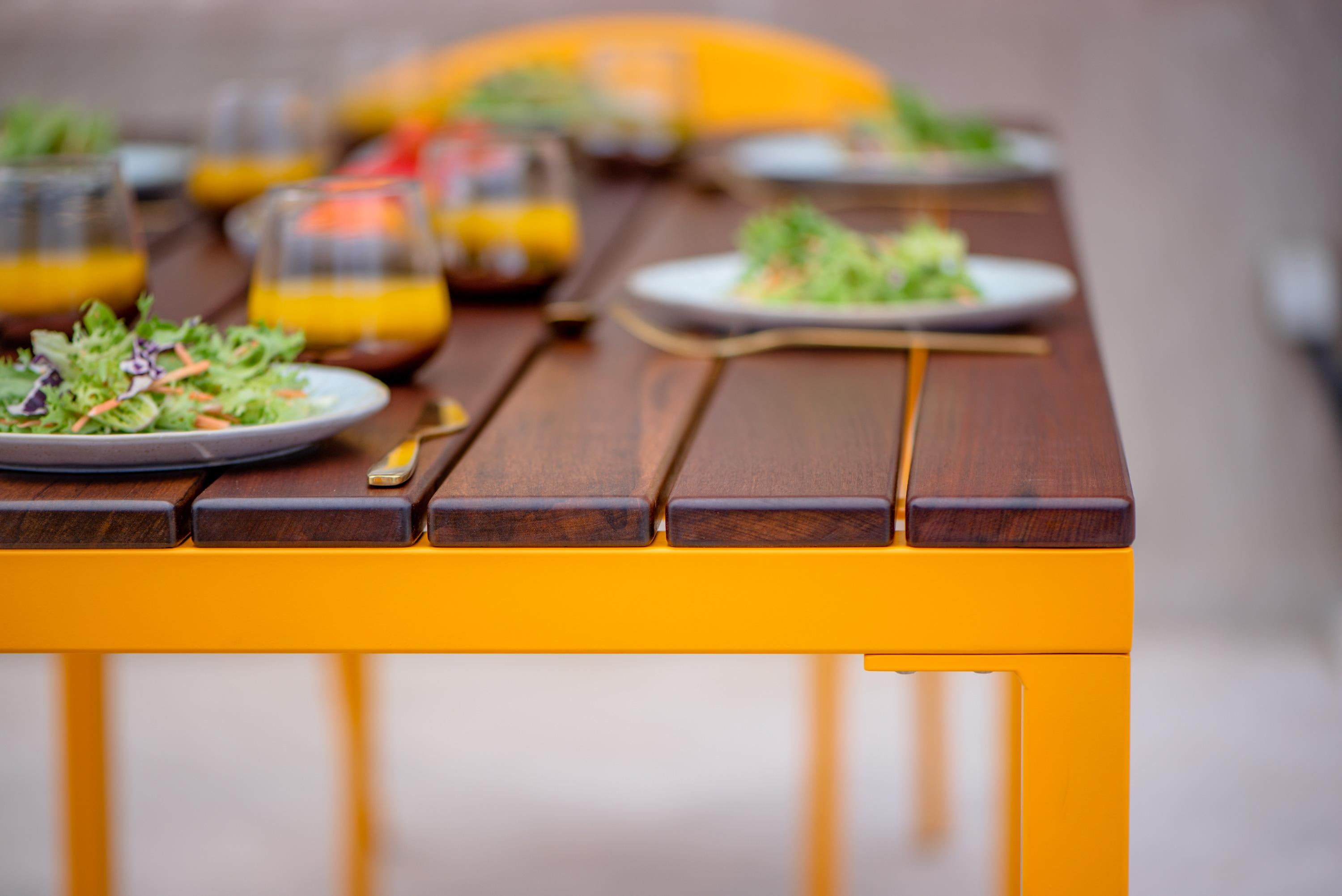 BICAtable Quadratischer Moderner Stahltisch für draußen in Gelb mit Ipê-Holz 140x70cm (Pulverbeschichtet) im Angebot