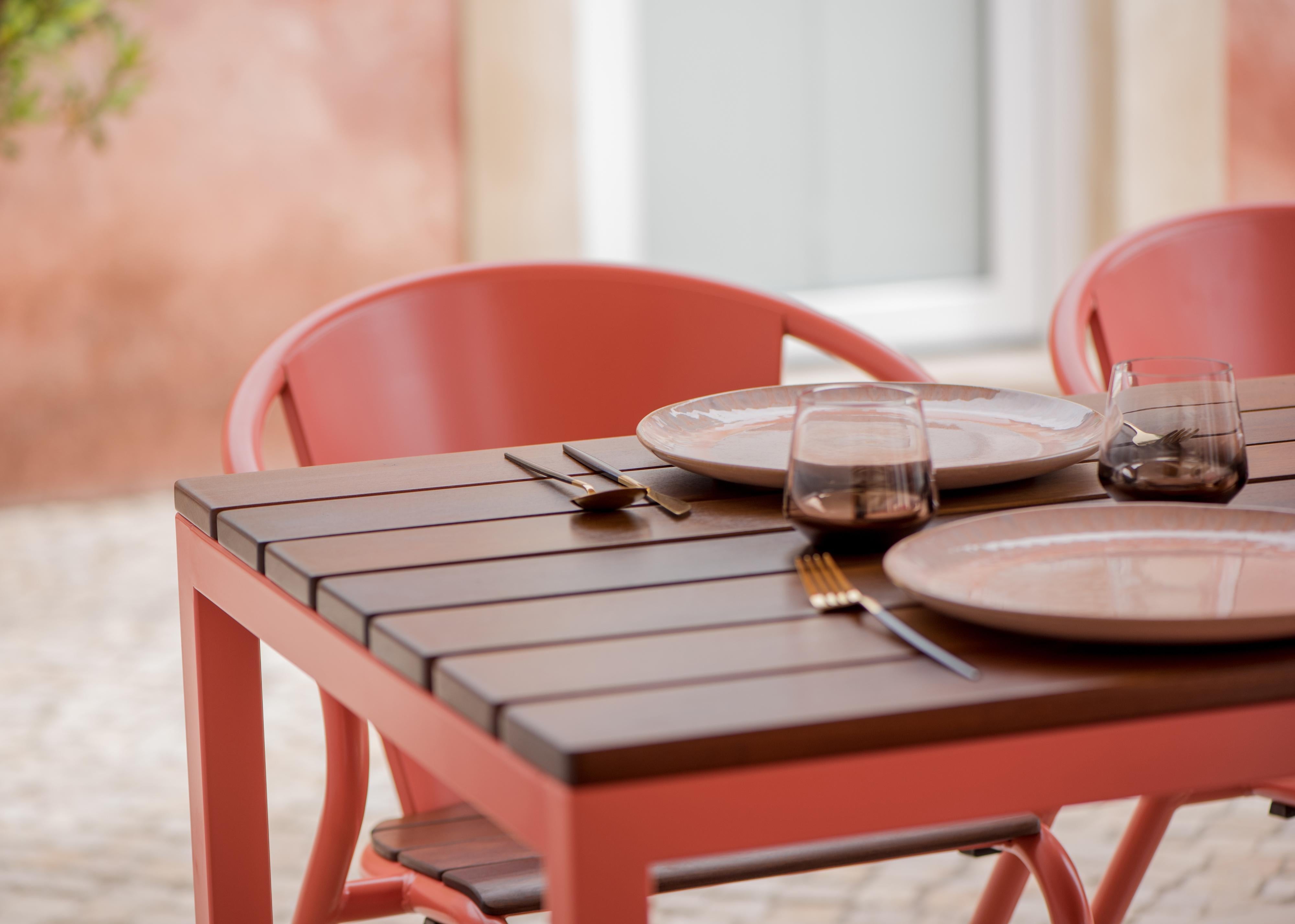 BICAtable Quadratischer Moderner Stahltisch für draußen in Gelb mit Ipê-Holz 140x70cm im Zustand „Neu“ im Angebot in Agualva-Cacém, PT