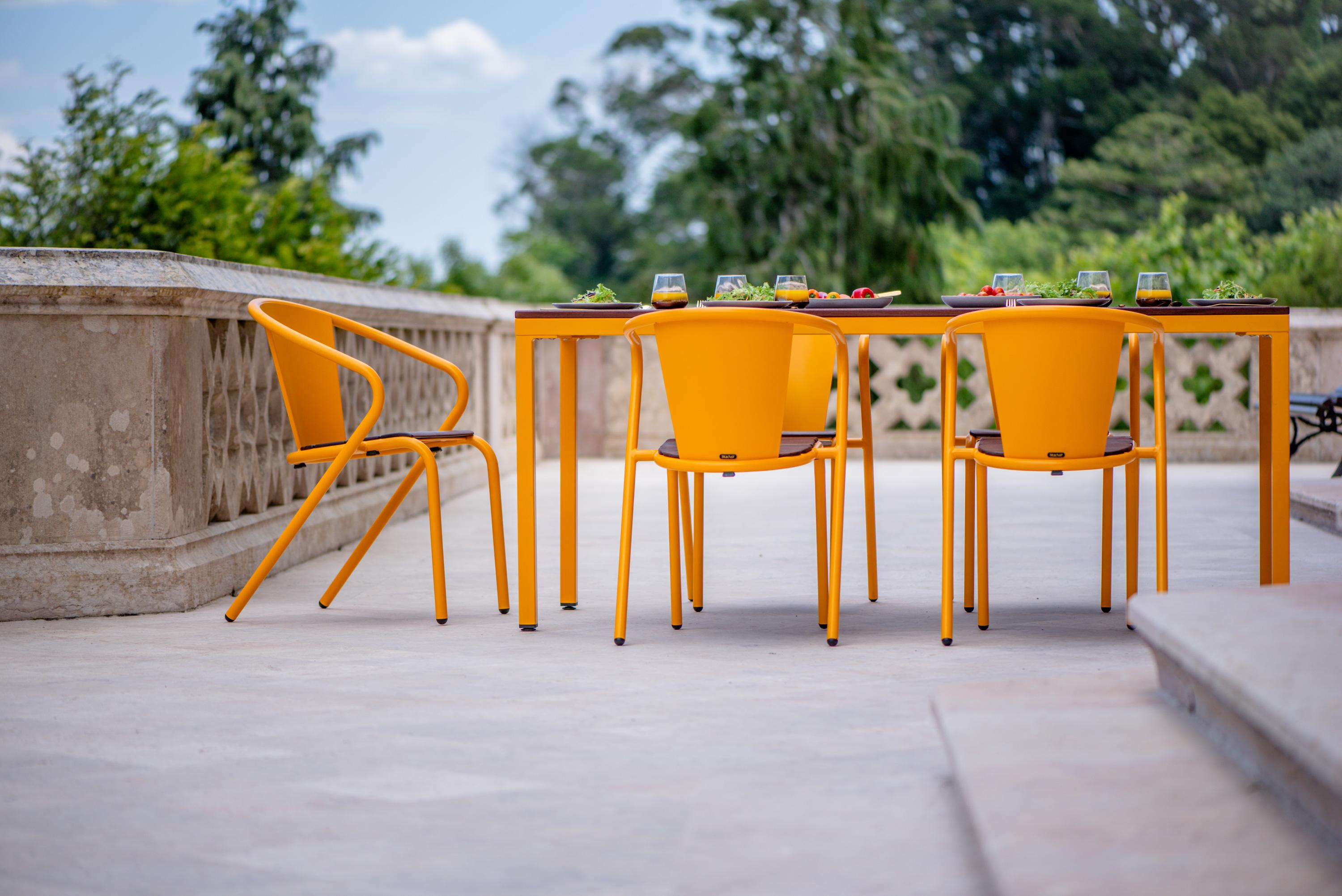 BICAtable Quadratischer Moderner Stahltisch für draußen in Gelb mit Ipê-Holz 180x80cm (Portugiesisch) im Angebot