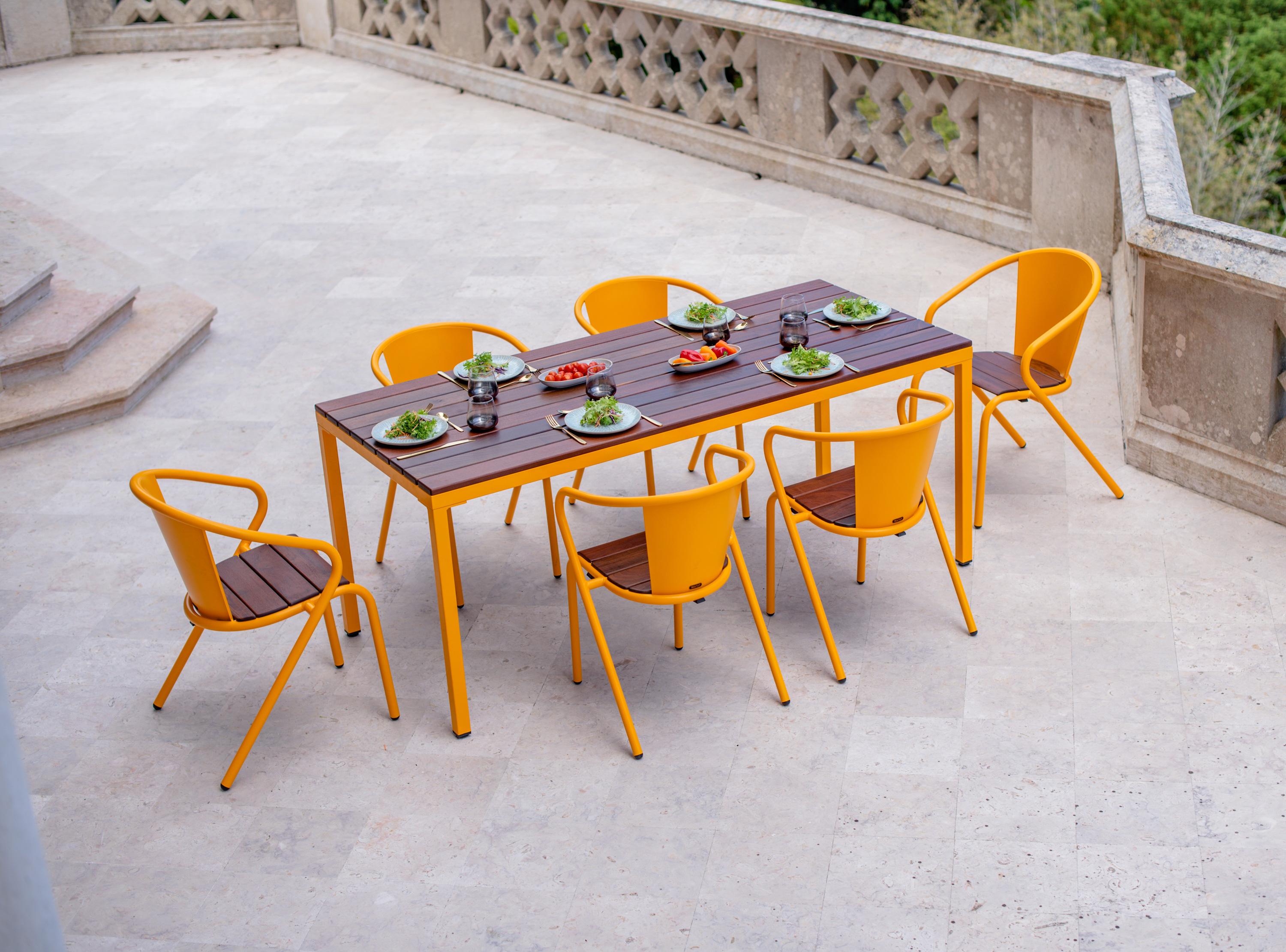 BICAtable Quadratischer Moderner Stahltisch für draußen in Gelb mit Ipê-Holz 180x80cm (Pulverbeschichtet) im Angebot