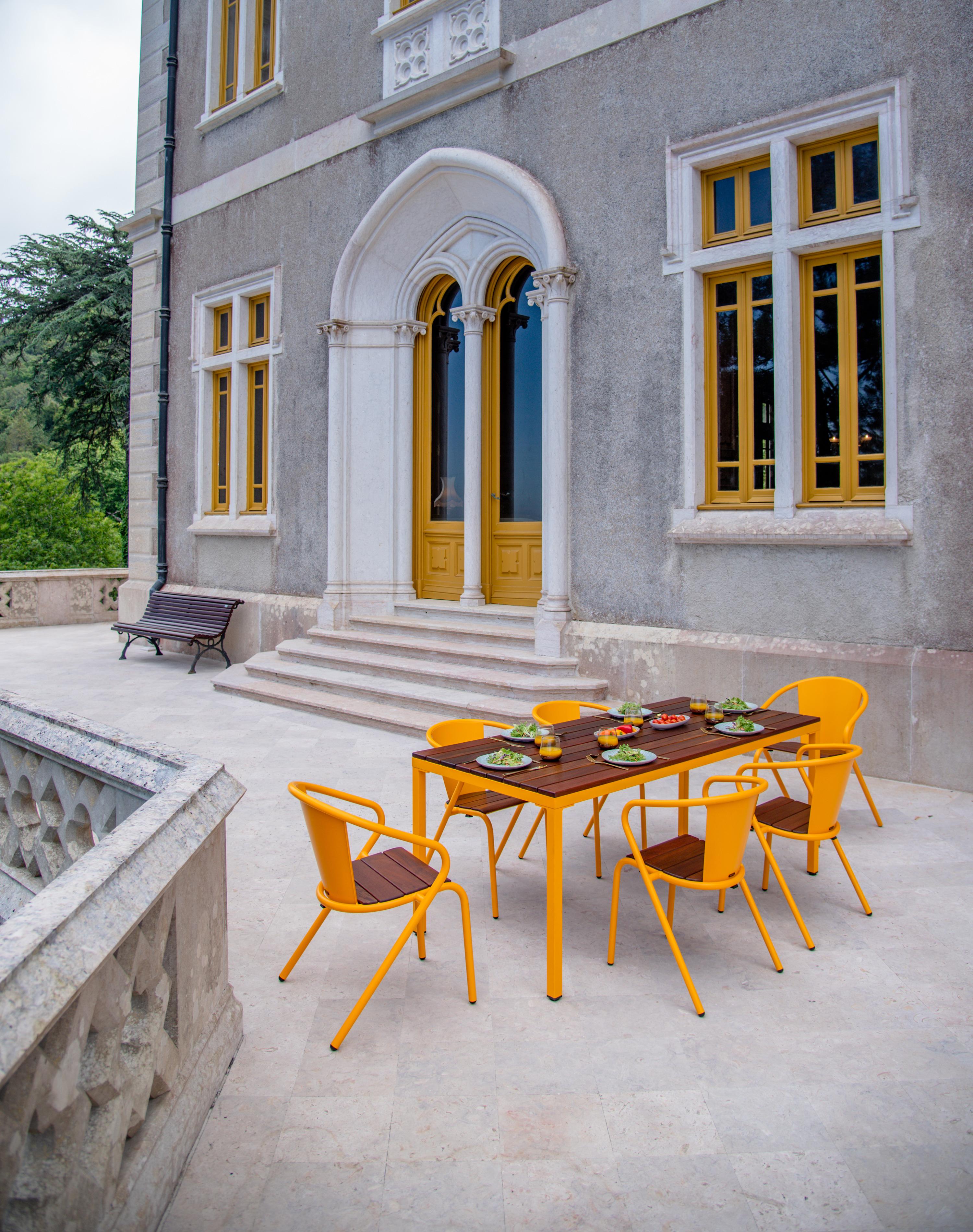 BICAtable Quadratischer Moderner Stahltisch für draußen in Gelb mit Ipê-Holz 180x80cm (21. Jahrhundert und zeitgenössisch) im Angebot