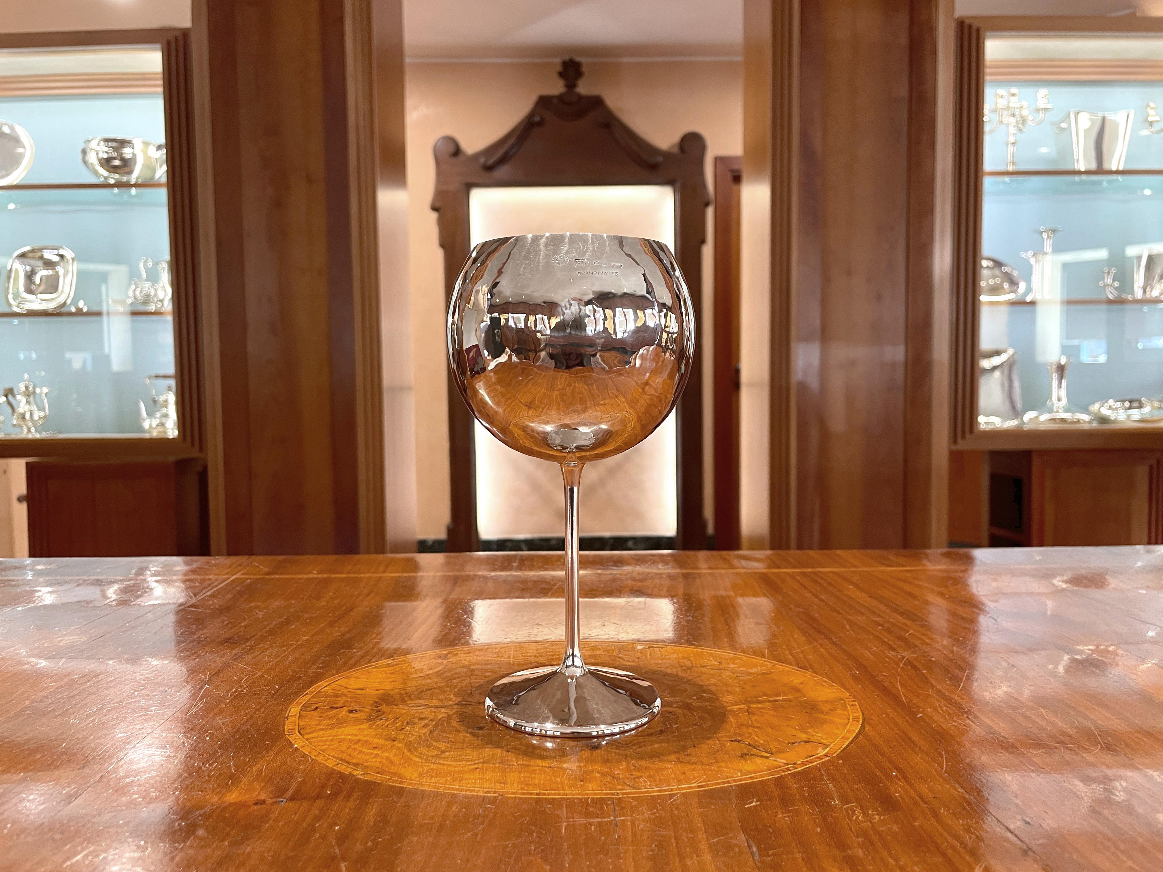 925/ooo Sterlingsilber Weinkelch
Hergestellt von Brandimarte - Florenz - Italien
Völlig handgefertigt
Gewicht g 200
Höhe 19 cm
Sockel 7,5 cm

Die handwerkliche Verarbeitung ist seit jeher ein Markenzeichen der Firma Brandimarte.
Das Hämmern ist eine
