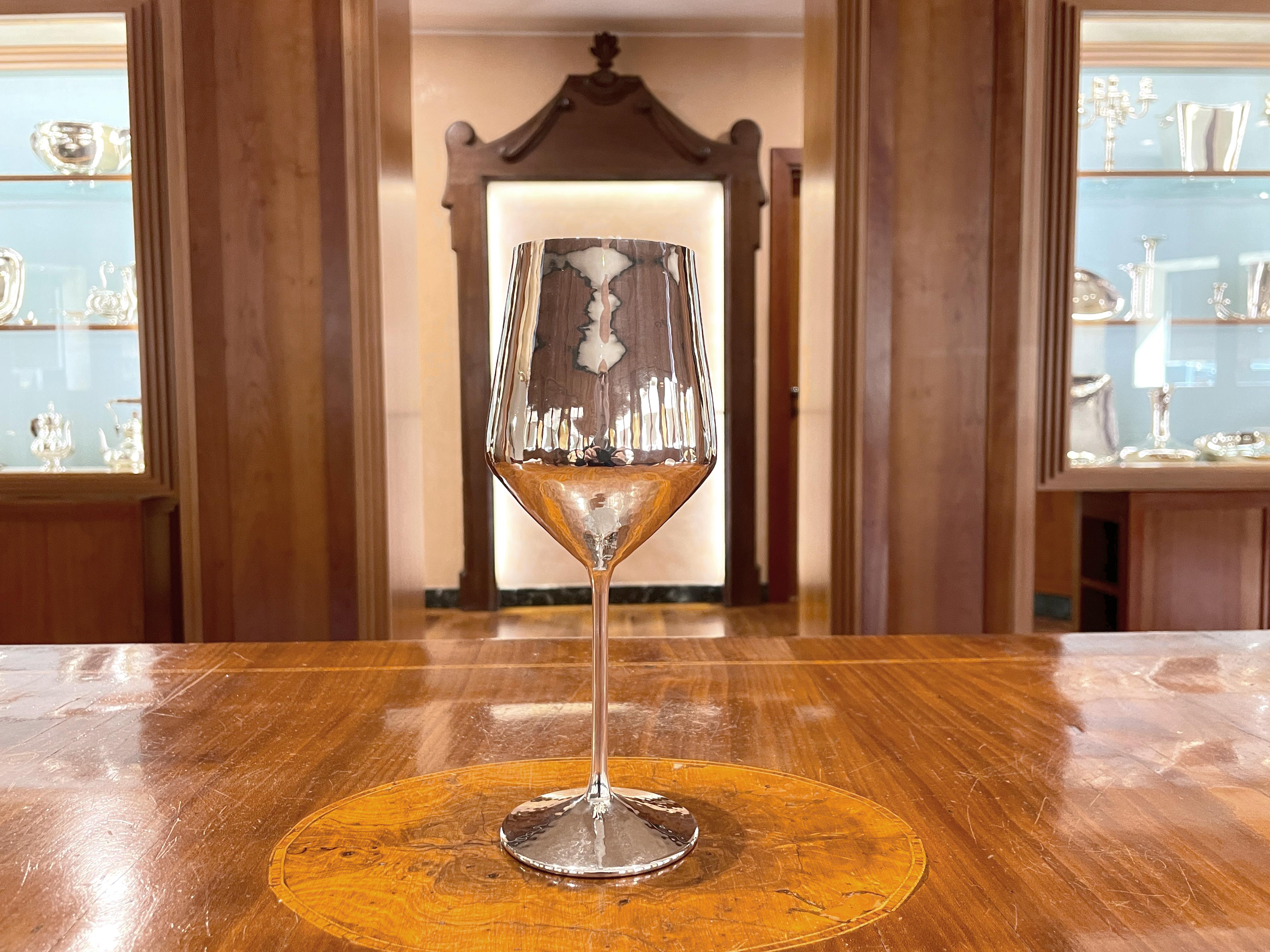 925/ooo plata de ley copa de vino diamante
Fabricado por Brandimarte - Florencia - Italia
Totalmente a mano
Peso g 200
Altura 21,5 cm
Apertura del canto cm 6,5
Bevante cm 9
Base cm 7

La elaboración martillada siempre ha sido un sello distintivo de
