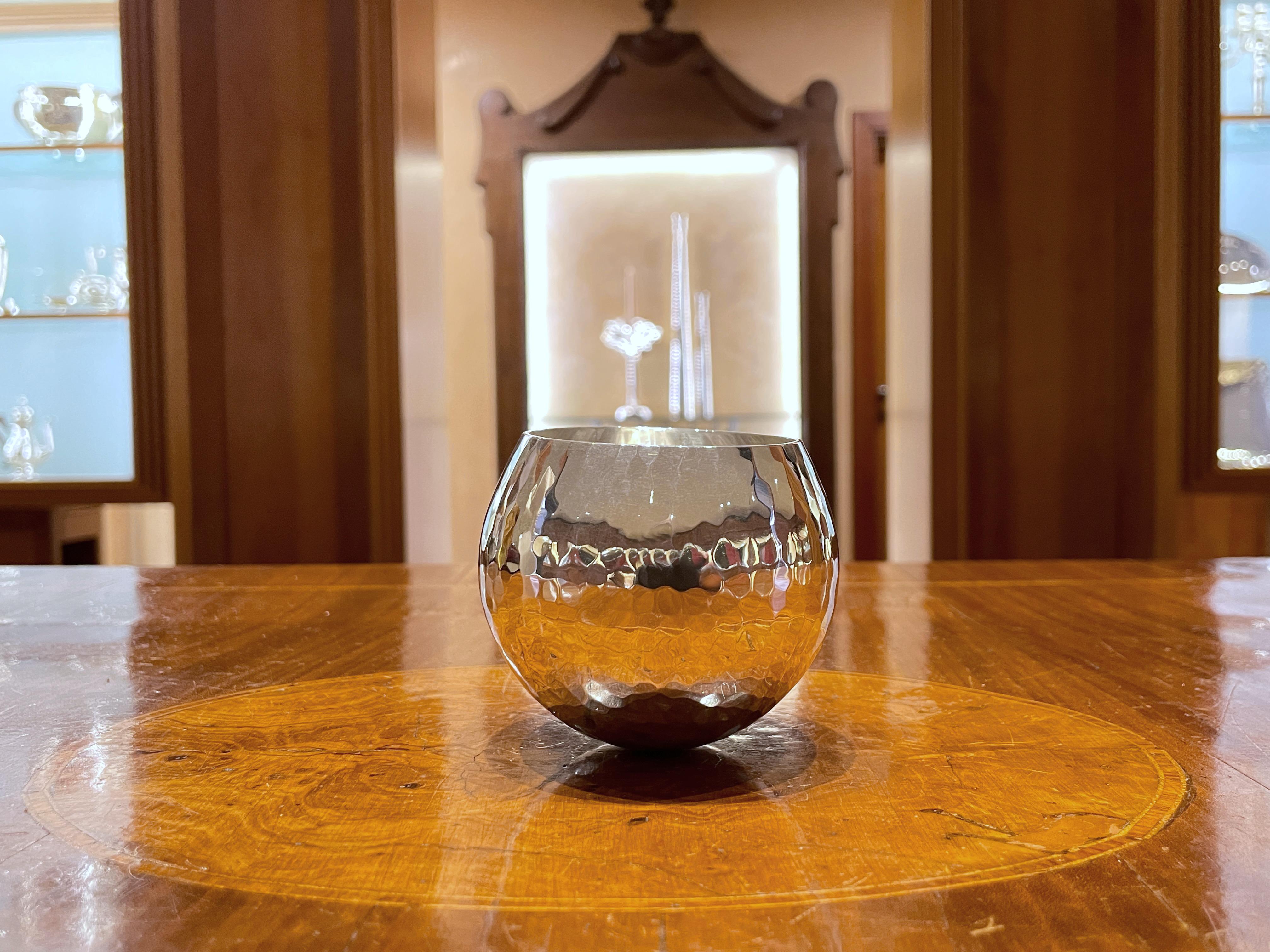 925/ooo sterling silver ball cup
Manufactured by Brandimarte - Florence - Italy
Made entirely by hand
Weight g 122
Height 7 cm
Diameter cm 7

Hammered workmanship has always been a hallmark of the Brandimarte company.
Hammering is a technique that