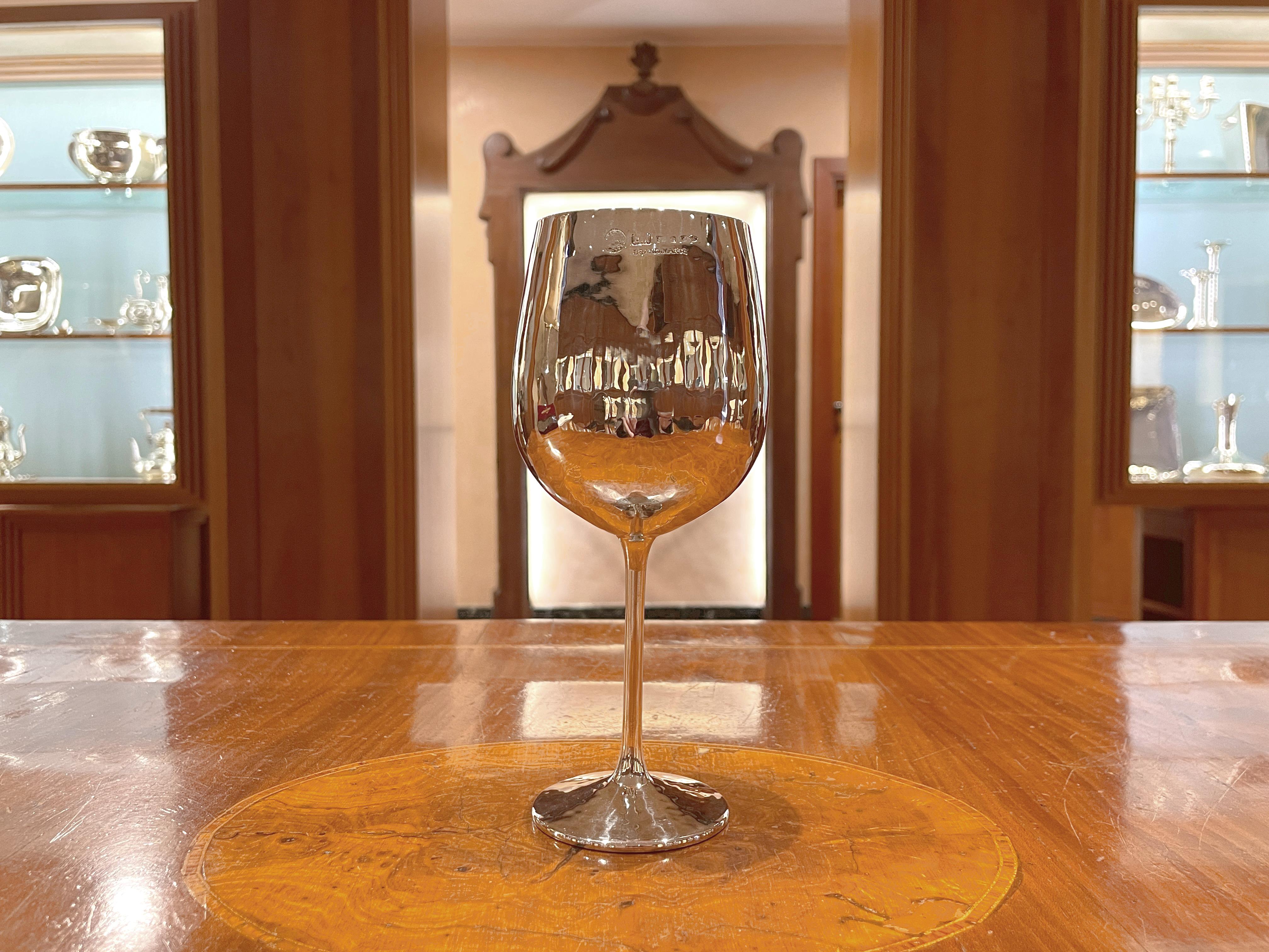 925/ooo sterling silver tulip wine glass
Manufactured by Brandimarte - Florence - Italy
Made entirely by hand
Weight g 160
Height 18.5 cm
Base cm 6

Hammered workmanship has always been a hallmark of the Brandimarte company.
Hammering is a technique