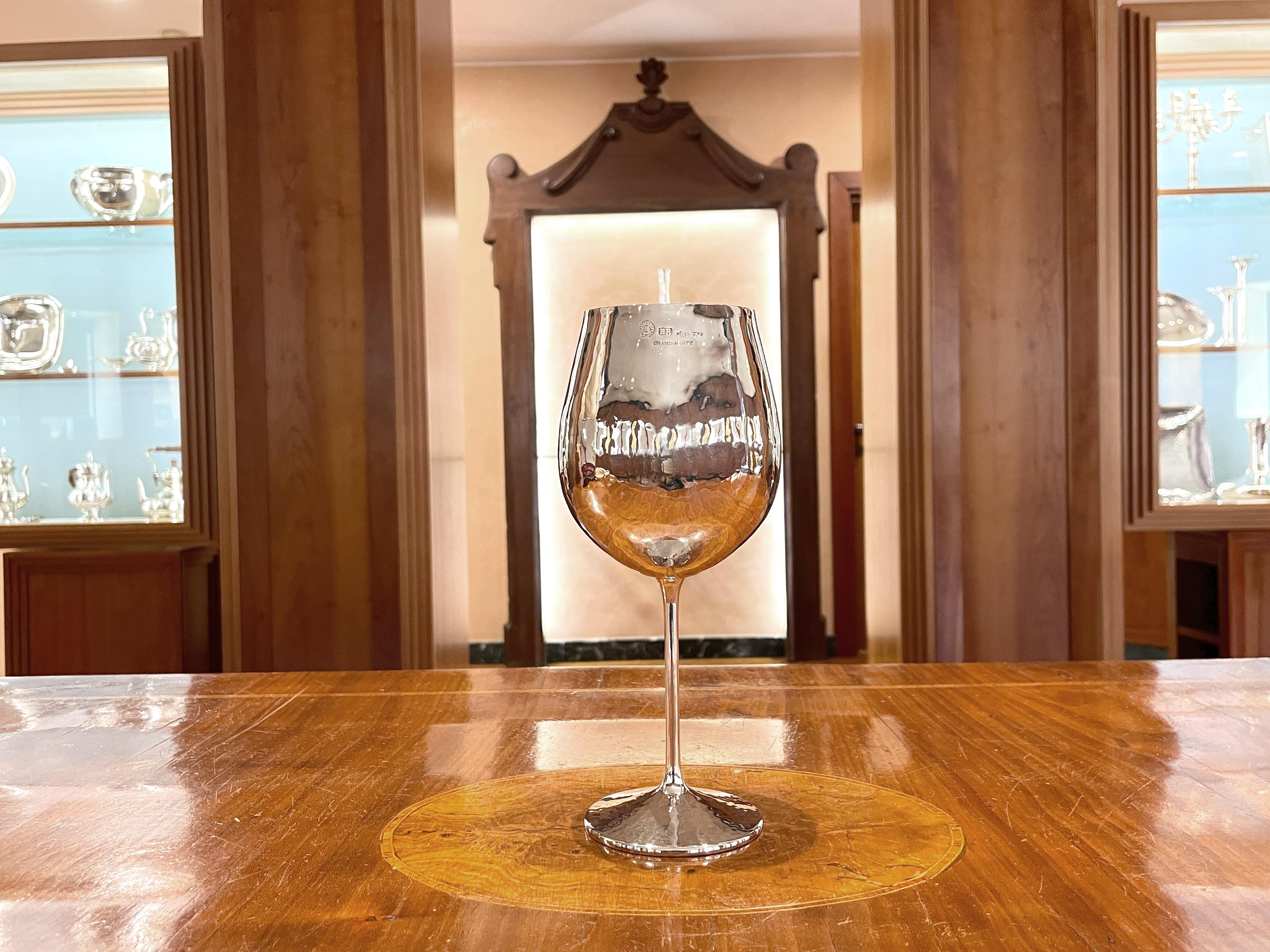 925/ooo Sterling Silber Tulpe Weinglas
Hergestellt von Brandimarte - Florenz - Italien
Völlig handgefertigt
Gewicht g 226
Höhe 21 cm
Basis cm 7

Die handwerkliche Verarbeitung ist seit jeher ein Markenzeichen der Firma Brandimarte.
Das Hämmern ist