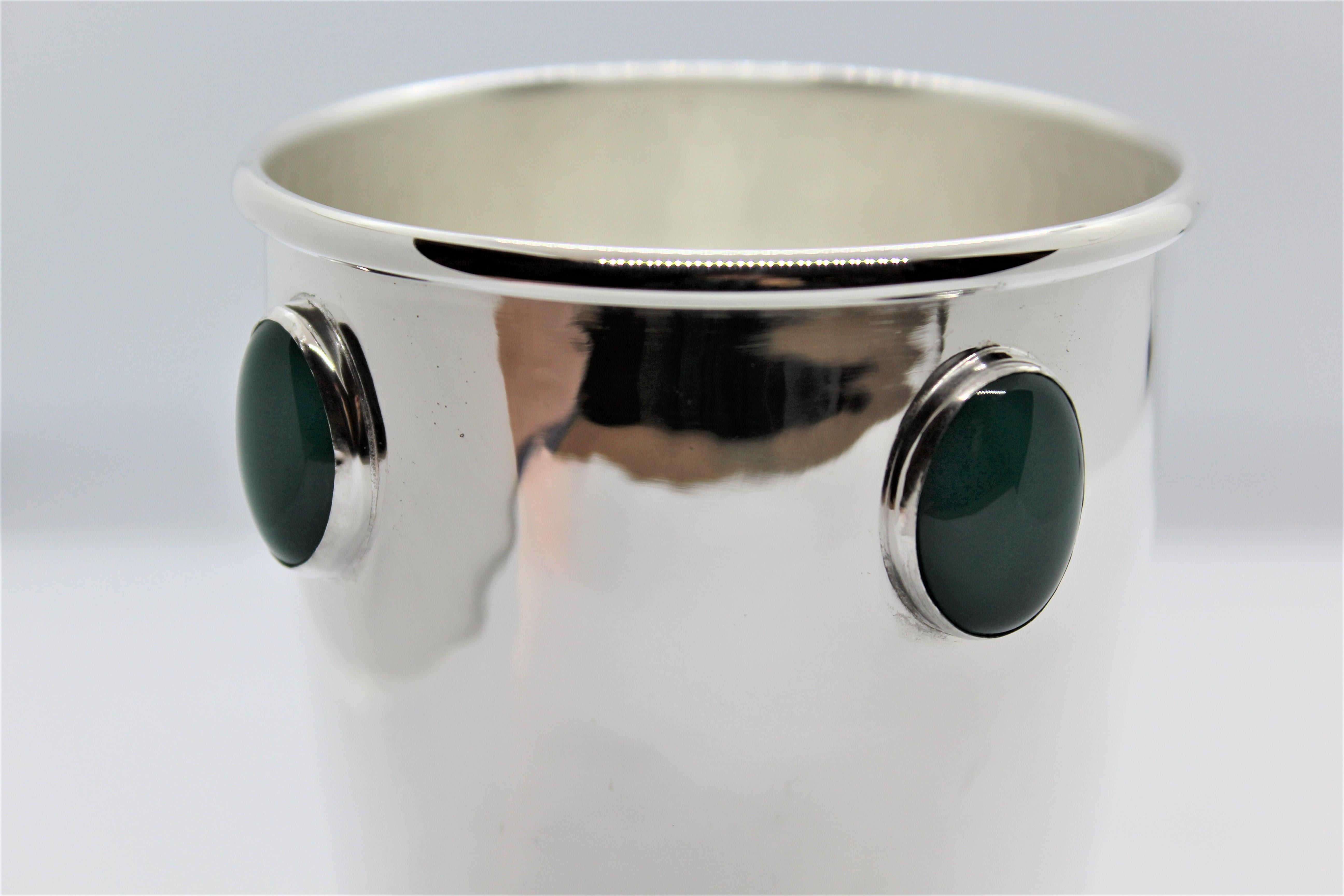 Silver beaker, green stones, hammered, medium, 1 piece, handmade In New Condition For Sale In Firenze, IT