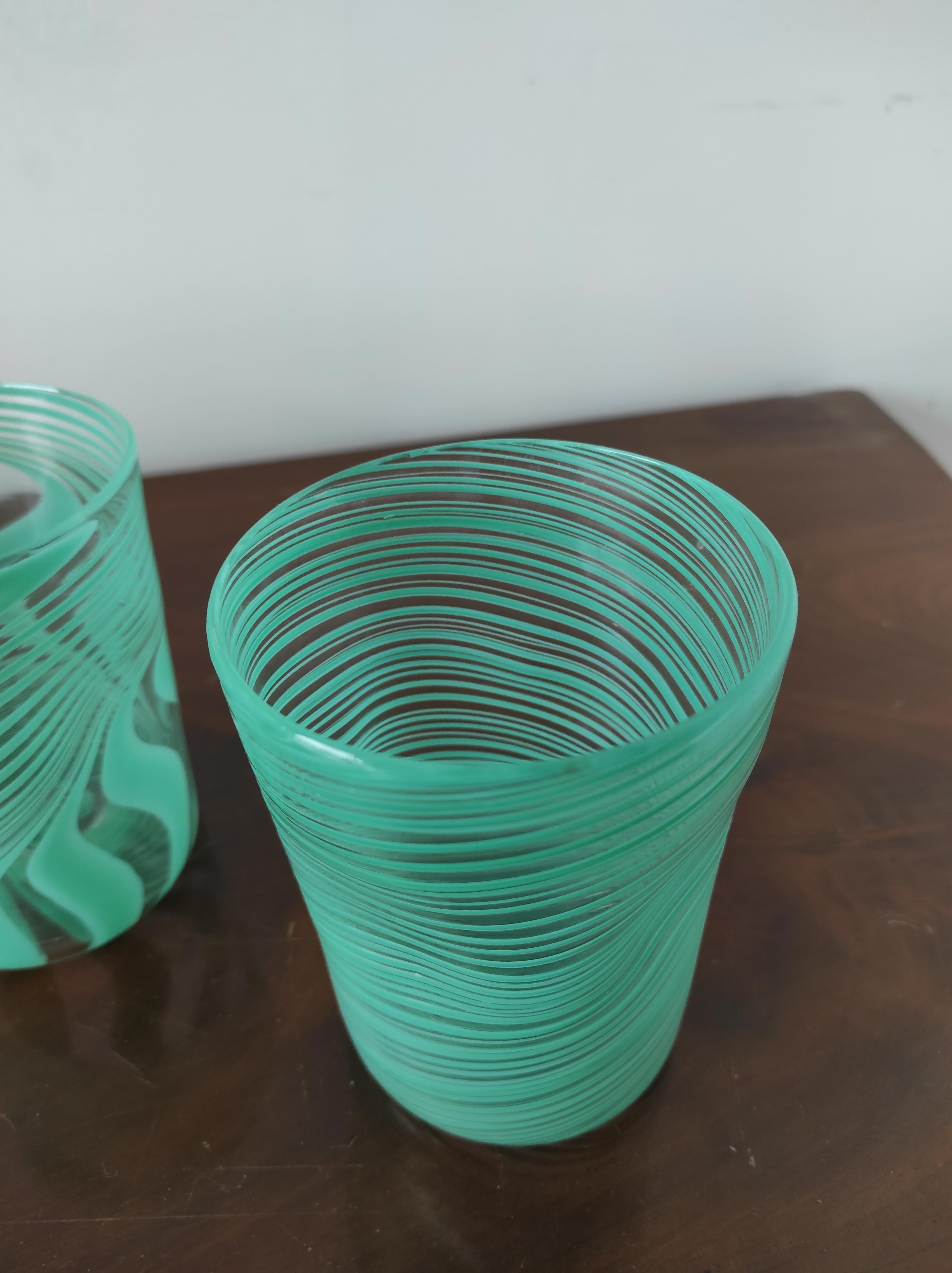 Set di bicchieri in vetro soffiato di Murano.La loro caratteristiche principale è la leggerezza tale da sembrare di plastica.
In questo set il decoro è voluto dal maestro che scioglie il tocco(pezzo di vetro) e decora a suo piacimento il