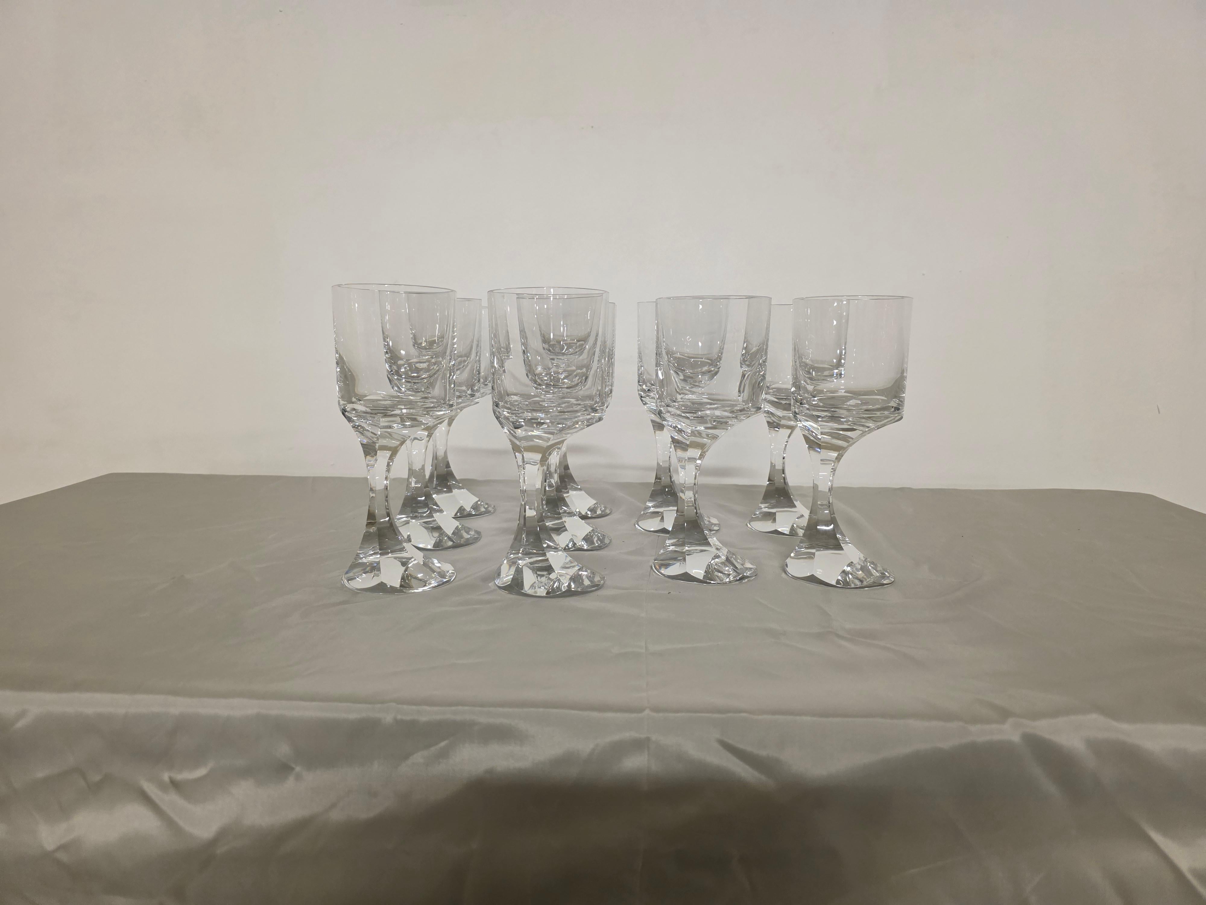 Narciso Baccarat Gläser Set

Satz von 10 Baccarat-Kristallgläsern

Elegante und seltene Pokale des Modells Narciso.

Der Name leitet sich von der exzentrischen Struktur ab, die an die Narzissenblume erinnert, die sich zum Wasser hin biegt und