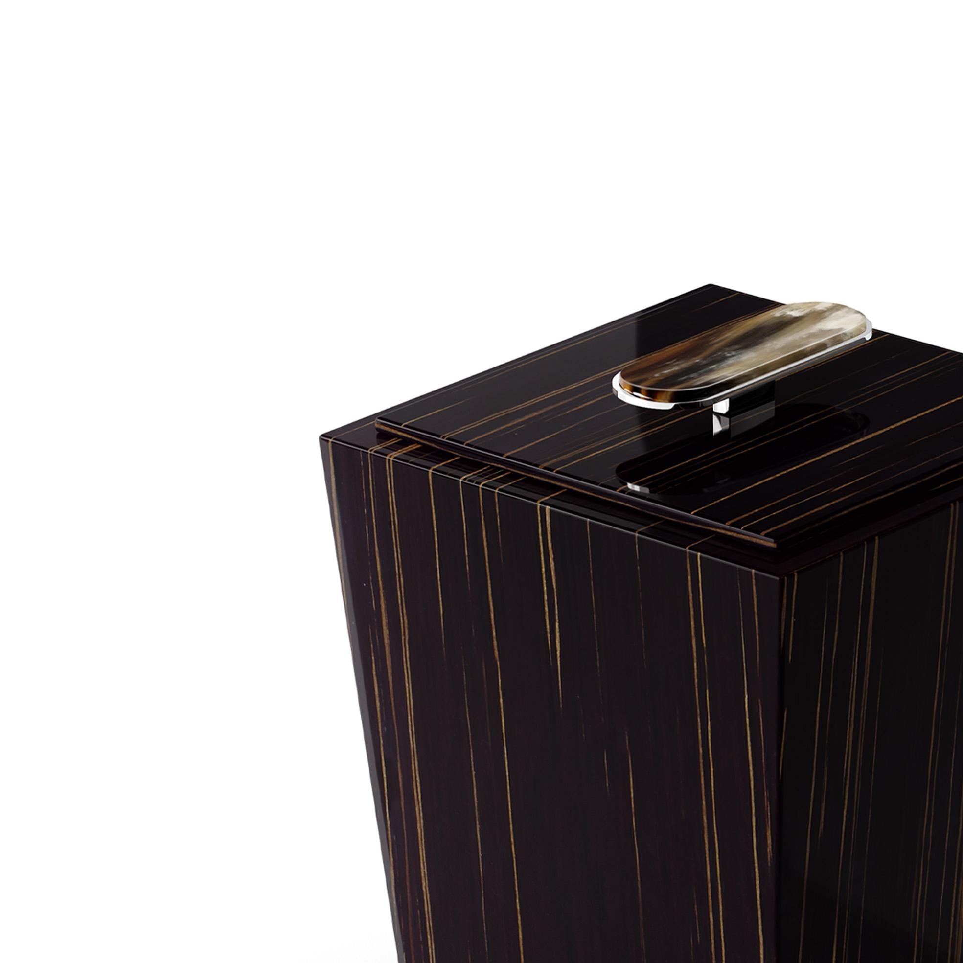 The Bicco waste paper basket is a sophisticated and versatile accessory, designed to elevate any bathroom or office space. Fashioned from glossy ebony, Bicco sports a practical lid embellished by an elegant handle in Corno Italiano and chromed