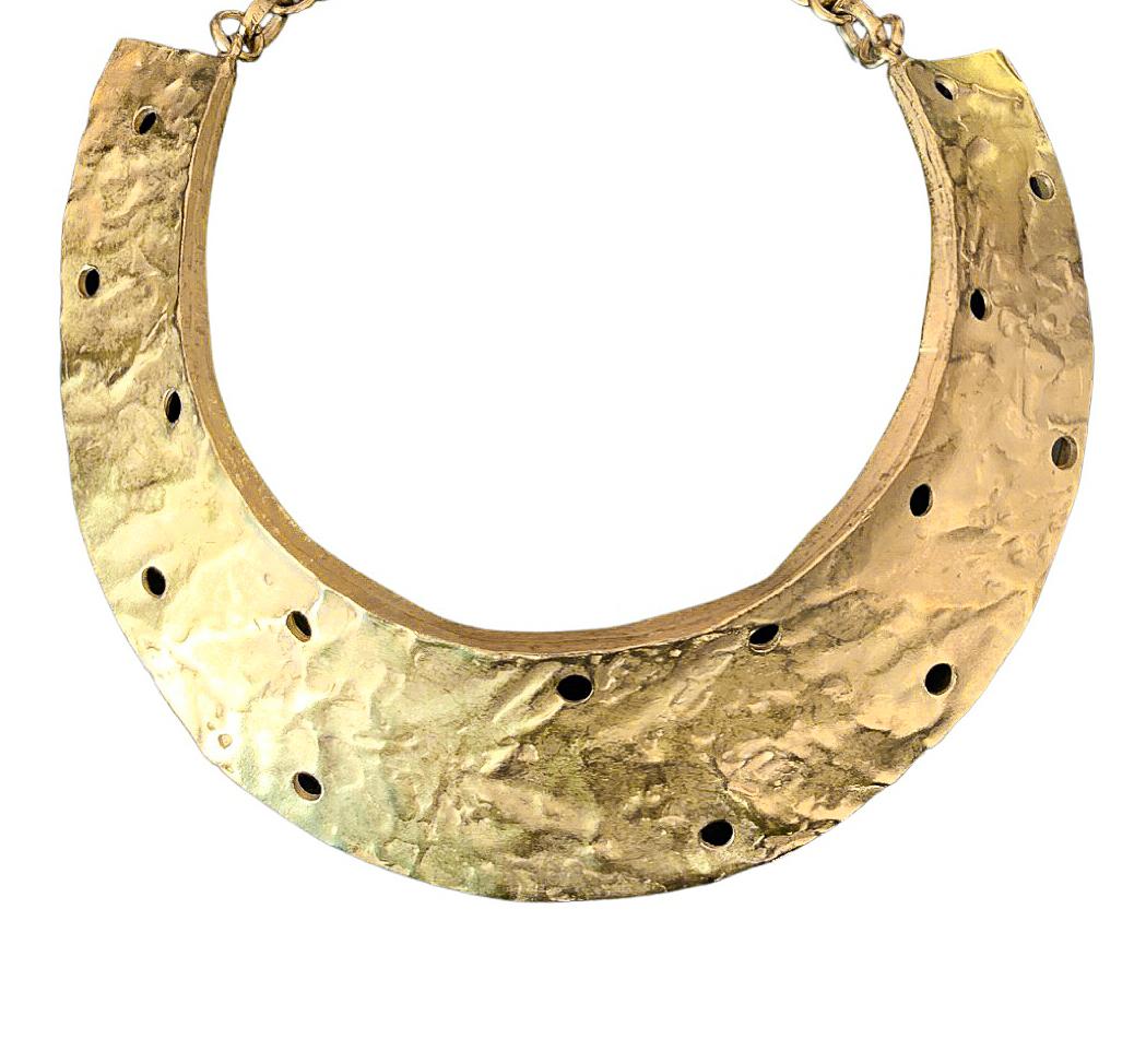 Halskette mit gehämmertem, gebogenem Halsband von Biche De Bere aus Gold (Modernistisch) im Angebot