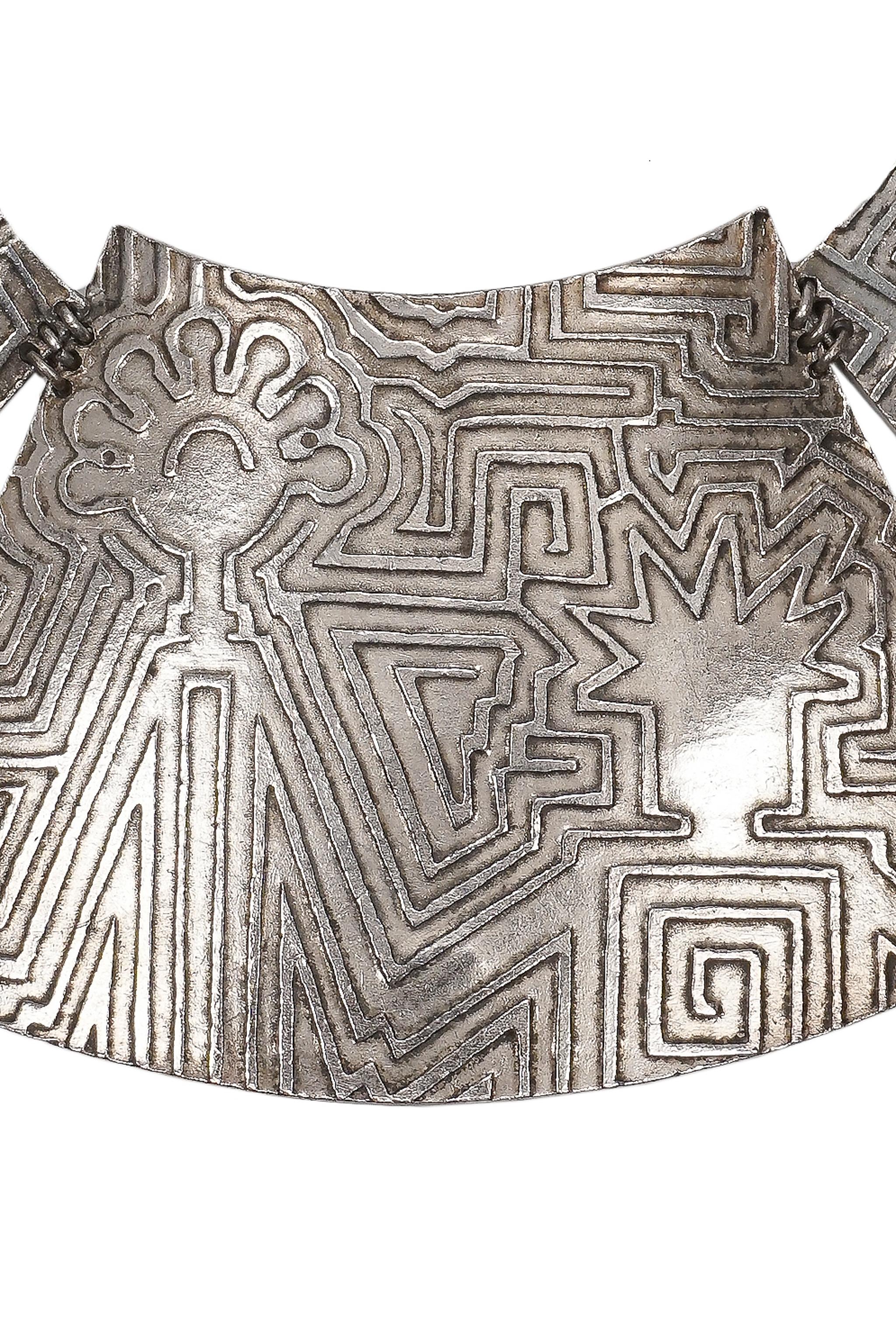 Resurrection Vintage is excited to offer a vintage Biche de Bere hammered silver-tone armor necklace featuring graphic etchings & toggle closure.

Biche de Bere
Measurements: Circumference 14