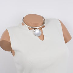 Collar Gargantilla Rígido Biche de Bere Paris con Colgante de Resina Blanco Ártico