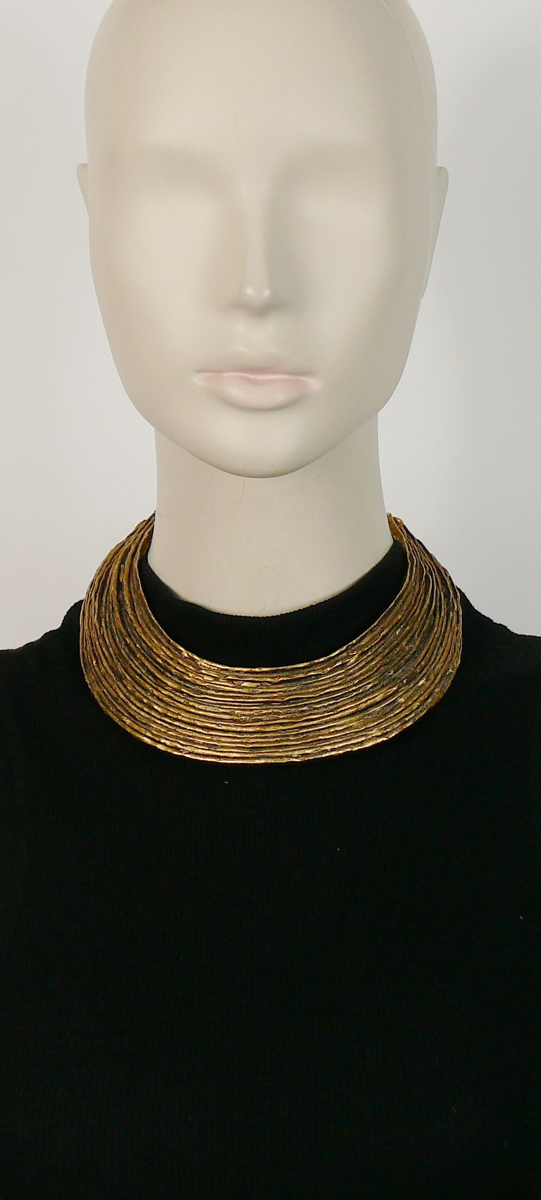 BICHE DE BERE Paris vintage antiqued gold toned rigid brutalist collar necklace featuring a ribbed design.

Hook clasp closure.

Embossed BICHE DE BERE Paris.

Indicative measurements : inner width approx. 10.5 cm (4.13 inches) / max. height approx.