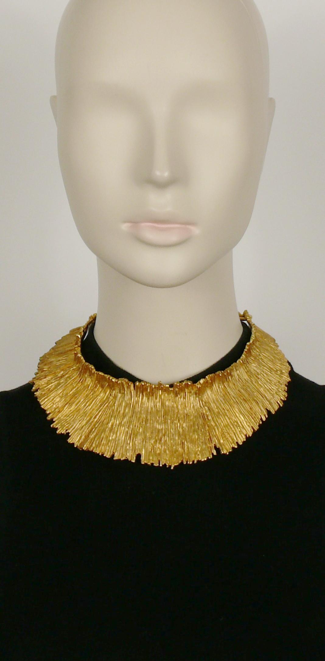 BICHE DE BERE Paris vintage gold toned brutalist collar necklace featuring a deeply ribbed radiant sun 3-dimensional effect design.

Chunky link chain for adjusting the collar around the neck.

Embossed BICHE DE BERE Paris.

Indicative measurements