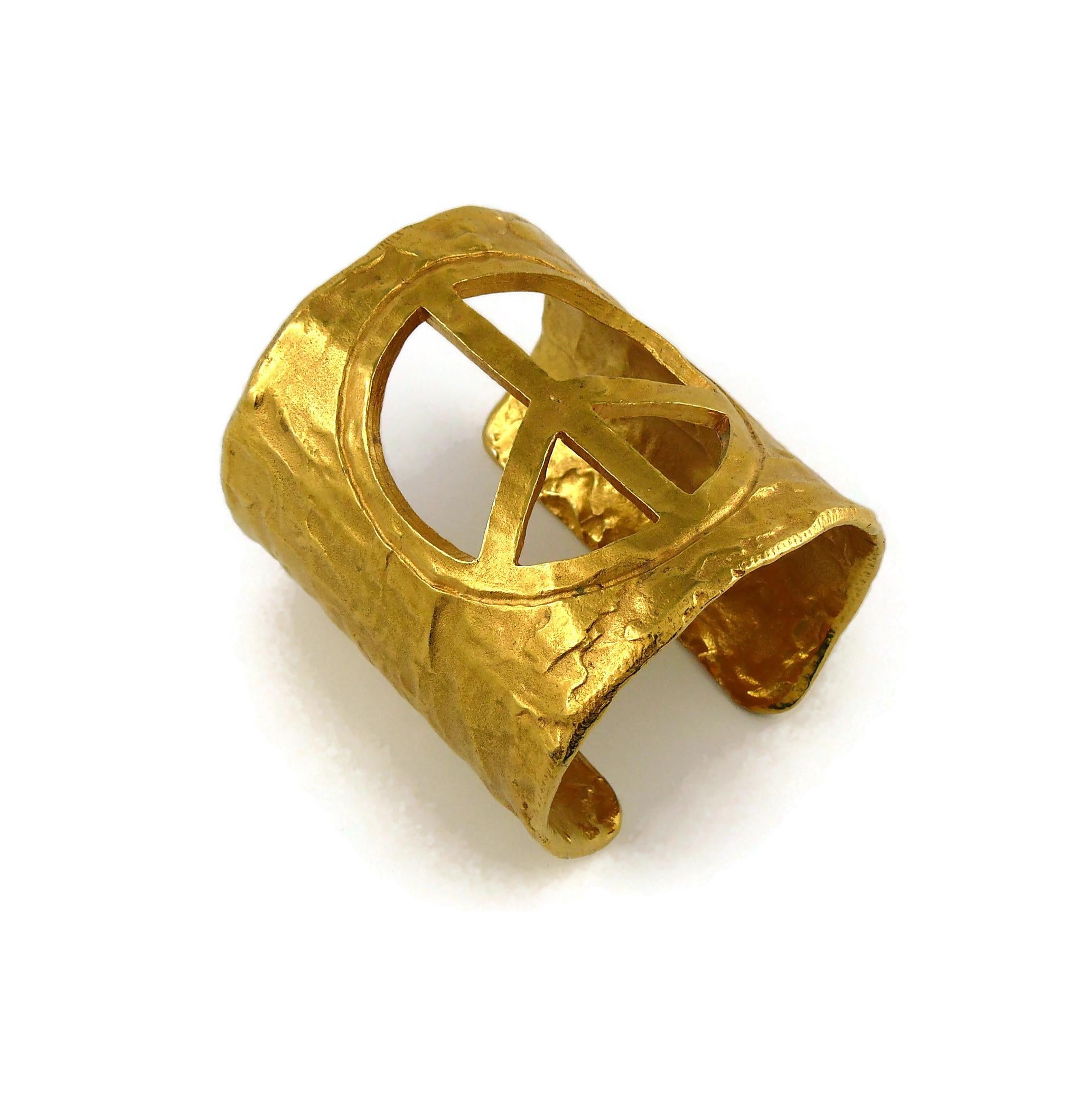 Biche de Bere Vintage Gold Toned Cut Out Peace Sign Cuff Bracelet In Excellent Condition In Nice, FR