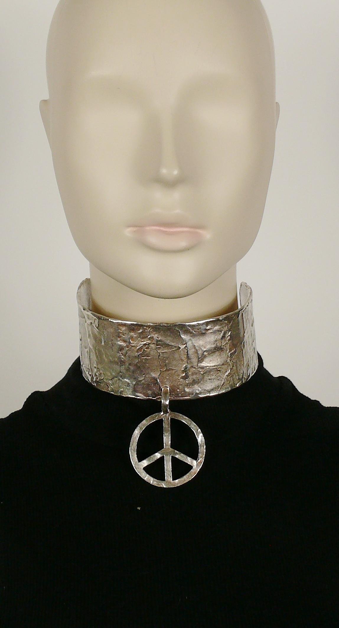 BICHE DE BERE vintage silver toned textured choker necklace featuring a peace sign pendant.

Adjustable hook clasp closure.

Limited Edition N° 14/53.
Embossed BICHE DE BERE Paris.

Indicative measurements : inner width approx. 10.5 cm (4.13 inches)