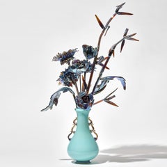 Bichromatic Blooms V, mundgeblasenes Blumenstillleben aus Glas, ein Kunstwerk von Elliot Walker