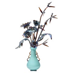 Bichromatic Blooms V, mundgeblasenes Blumenstillleben aus Glas, ein Kunstwerk von Elliot Walker