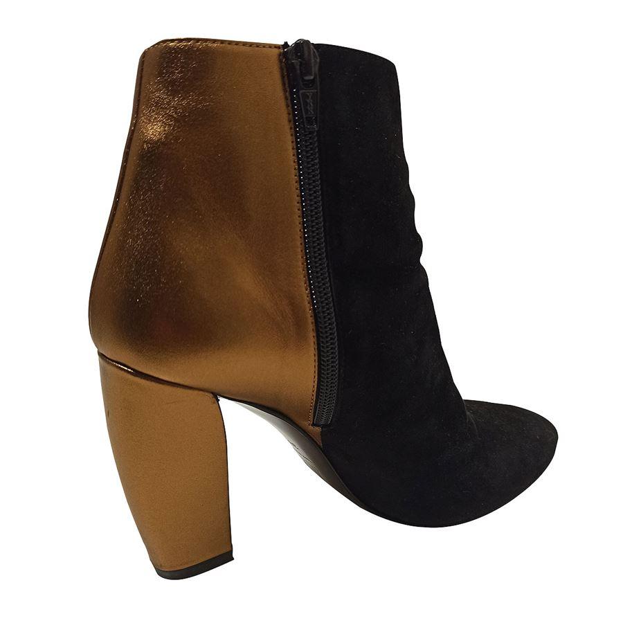 Suede Black color Old gold nappa Lateral zip Heel height cm 9 (3.54 inches) Original price euro 1050

